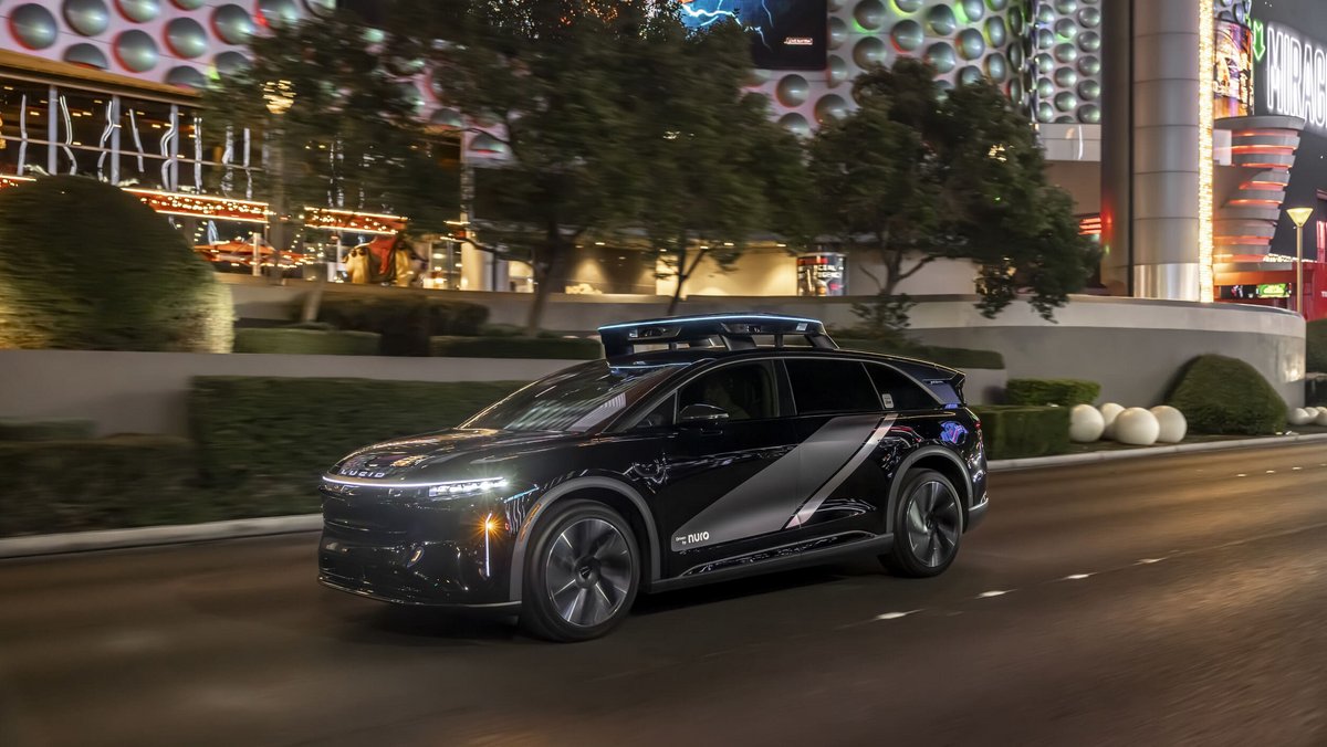 Voici le Lucid Gravity, le taxi autonome porté par Uber, Lucid et Nuro, sur le bitume du Strip de Las Vegas. © Uber / Lucid / Nuro
