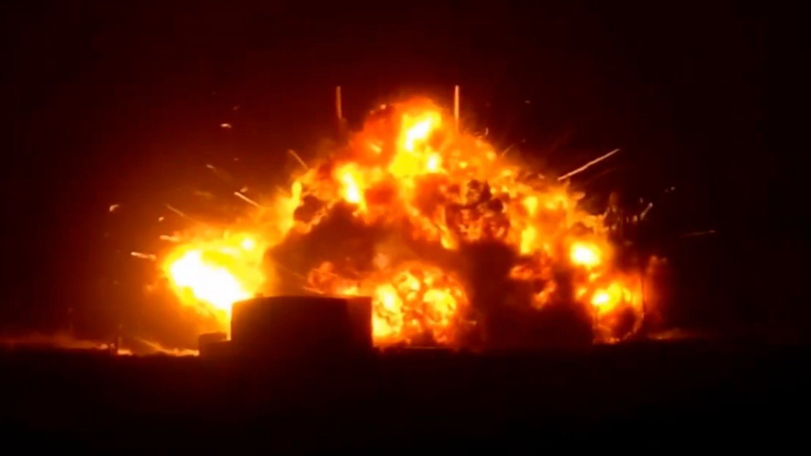 À la place du bref allumage attendu, une boule de feu gigantesque a ravagé l'ensemble du lanceur, puis toute la structure du complexe - Capture d'écran ©NASASpaceflight / Clubic