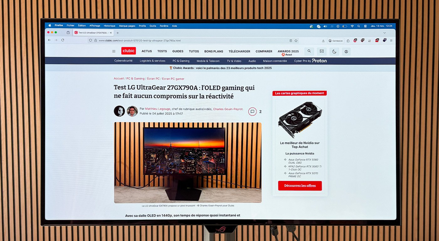 Le Asus ROG Strix OLED XG32UCWG offre une dalle XXL. ©Charles Gouin-Peyrot pour Clubic