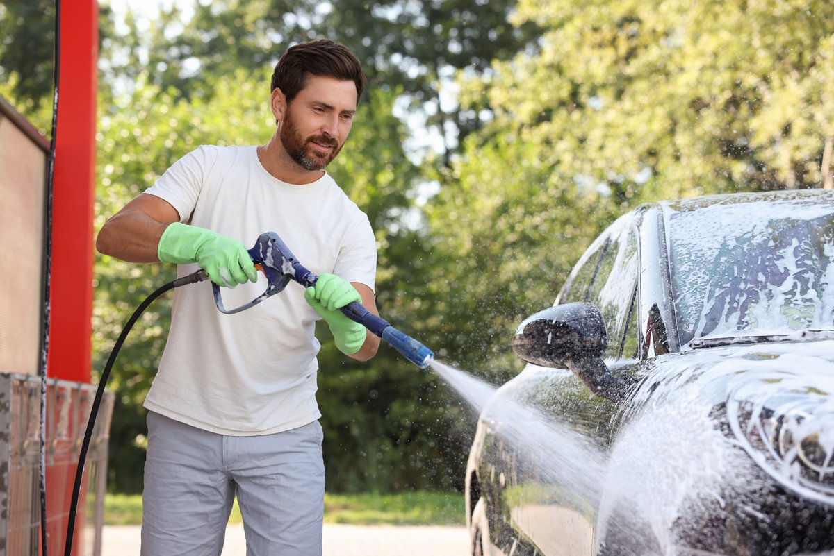 Le lavage inquiète de nombreux propriétaires de voitures électriques © Shutterstock