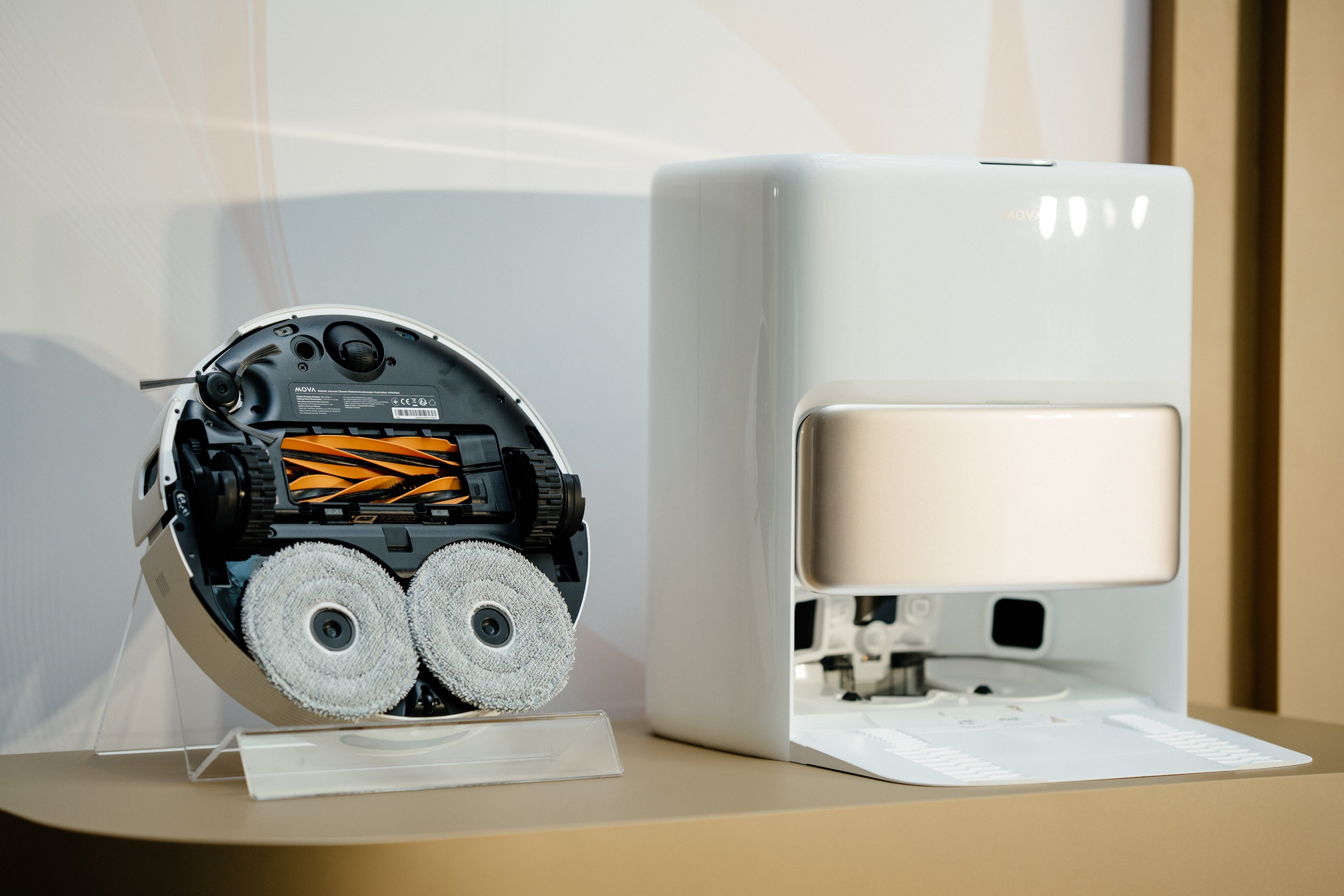 L'aspirateur et la base composant le Mova V50 Ultra Complete © Mova