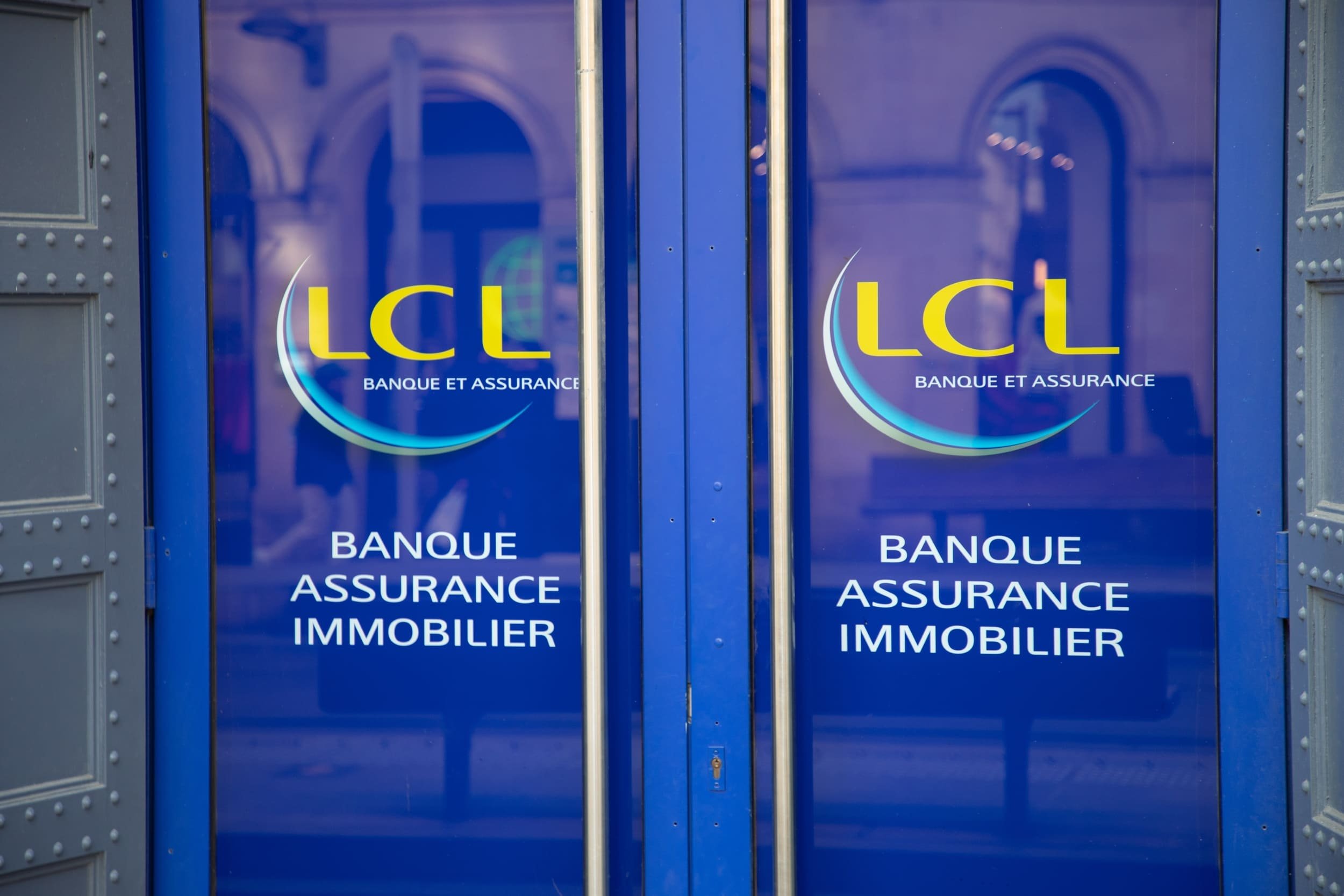 Les portes d'une banque LCL