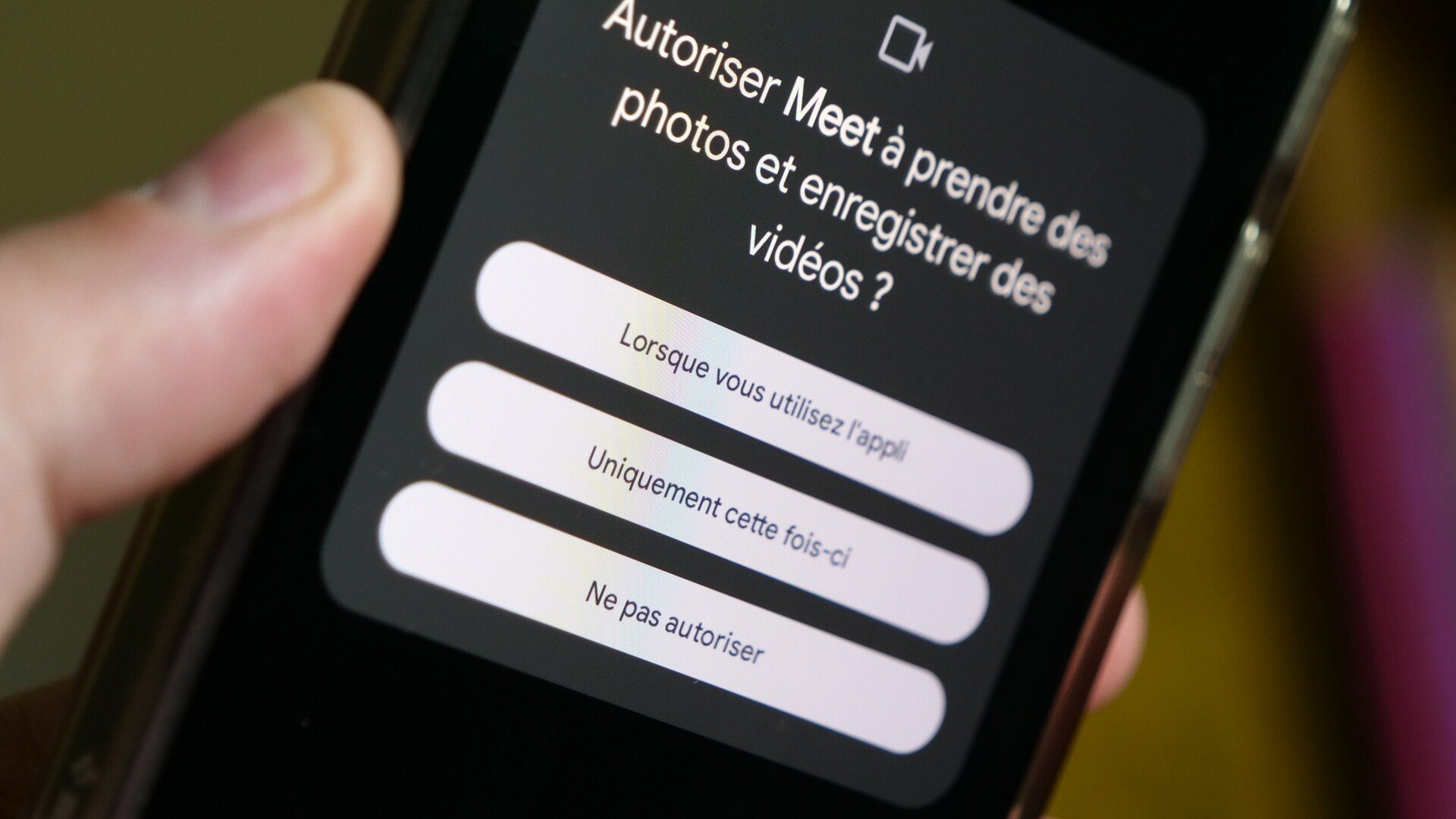 Qu'il s'agisse de ses photos, vidéos, contacts ou de sa position, il faut souvent octroyer un certain niveau de vérification pour profiter de certaines fonctionnalités ou applications. © Alexandre Boero / Clubic