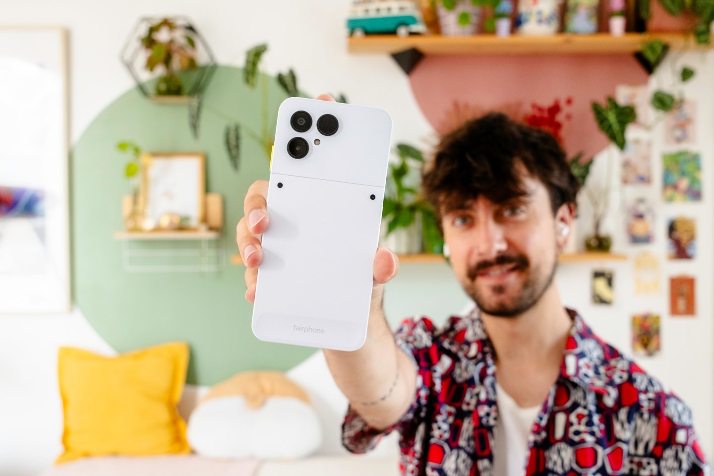 Le Fairphone 6 est un smartphone très épais. © Pierre Crochart pour Clubic.com