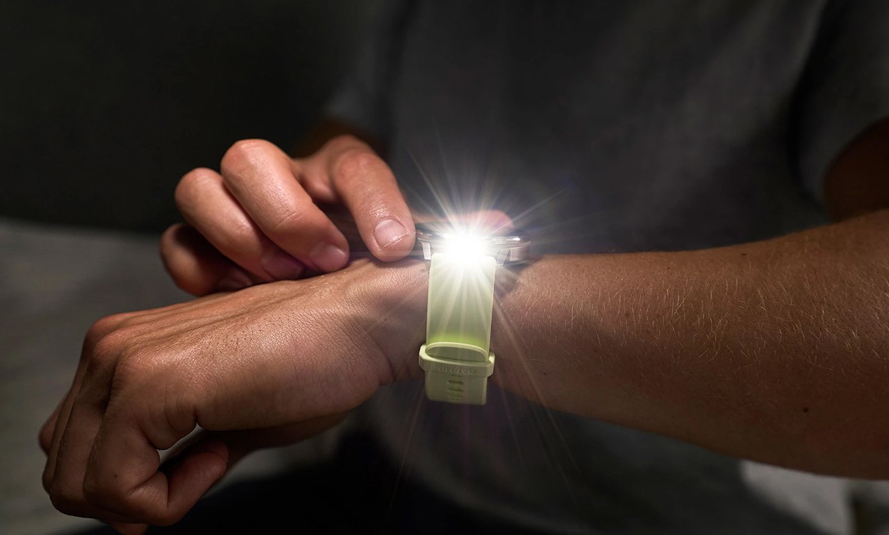 Une lampe torche intégrée à la Garmin Venu 4, et ce n'est pas la seule nouveauté ©Garmin