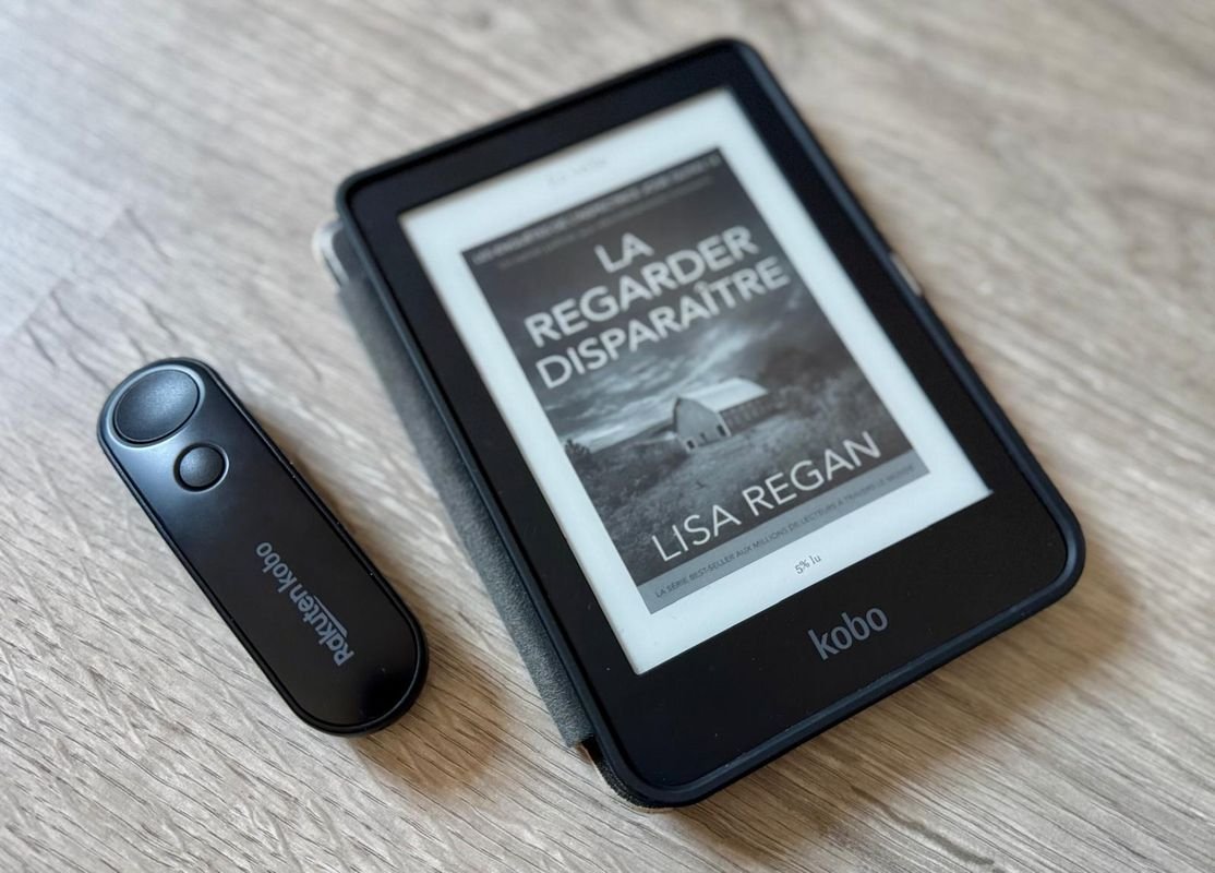 La Kobo Remote aux côtés de la Kobo Clara 2E. ©Stéphane Ficca / Clubic