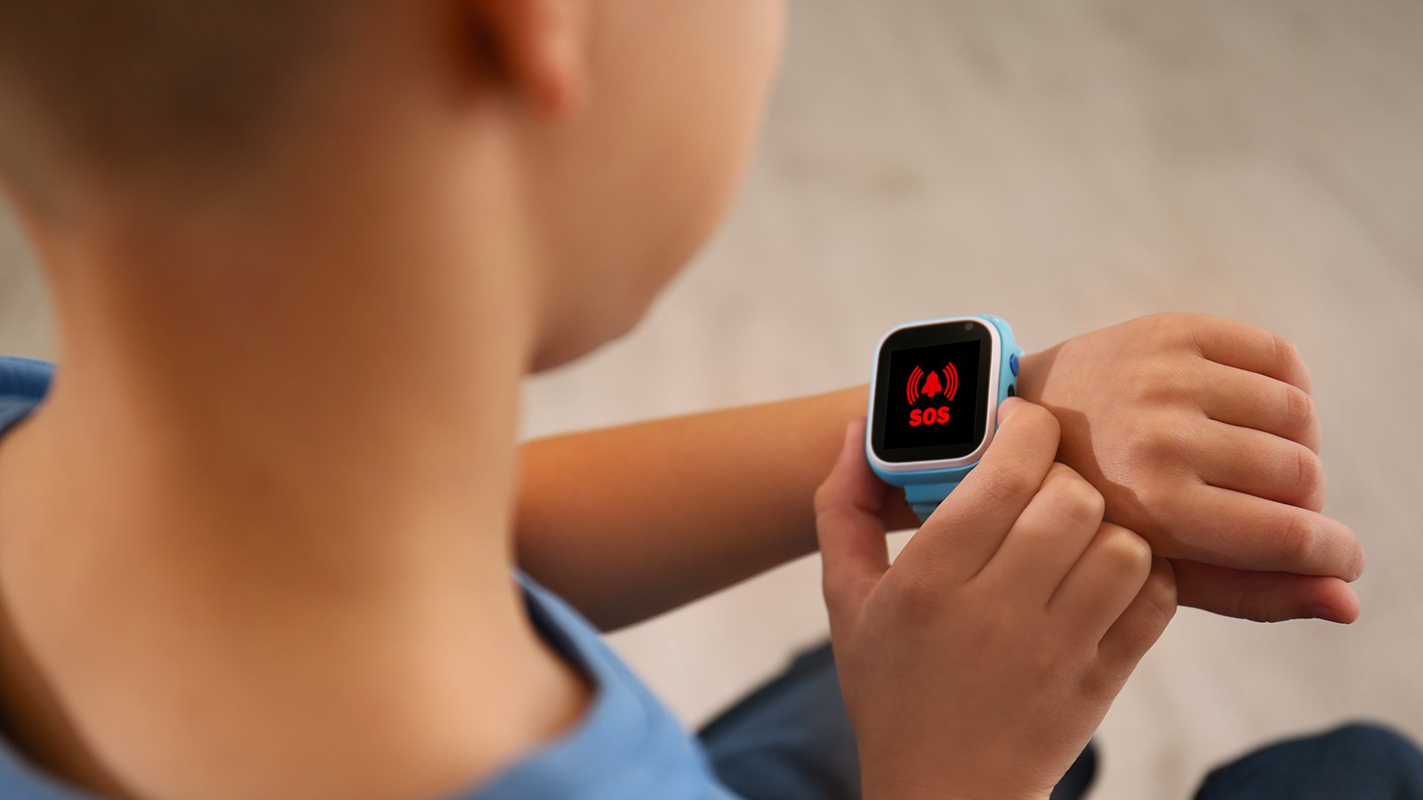 En cas d’urgence, un simple appui sur le bouton SOS alerte un proche et partage aussitôt la position GPS ©Shutterstock