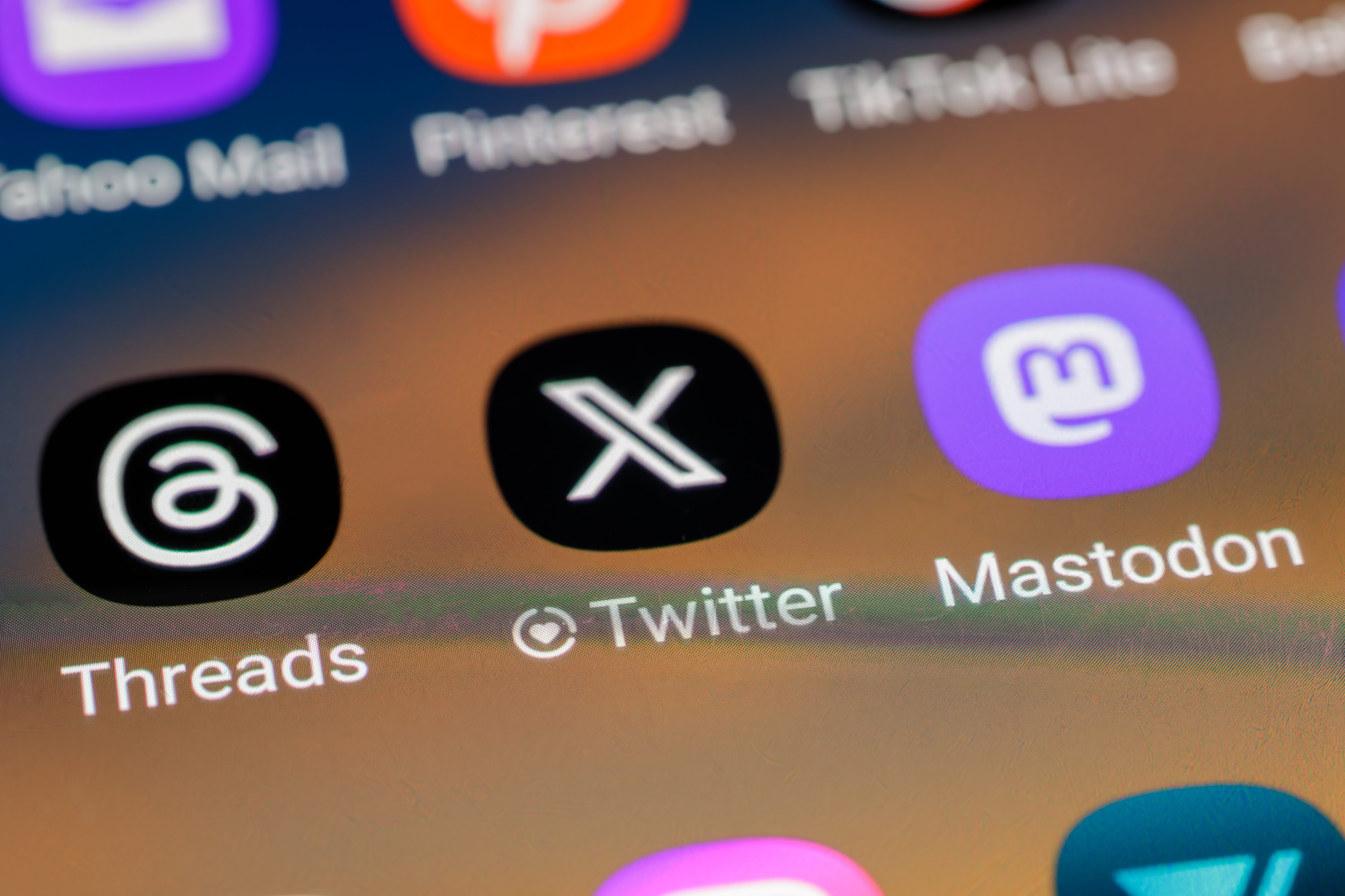 Les icônes de X et de Mastodon s'affichent sur un écran de smartphone © Juan Roballo / Shutterstock