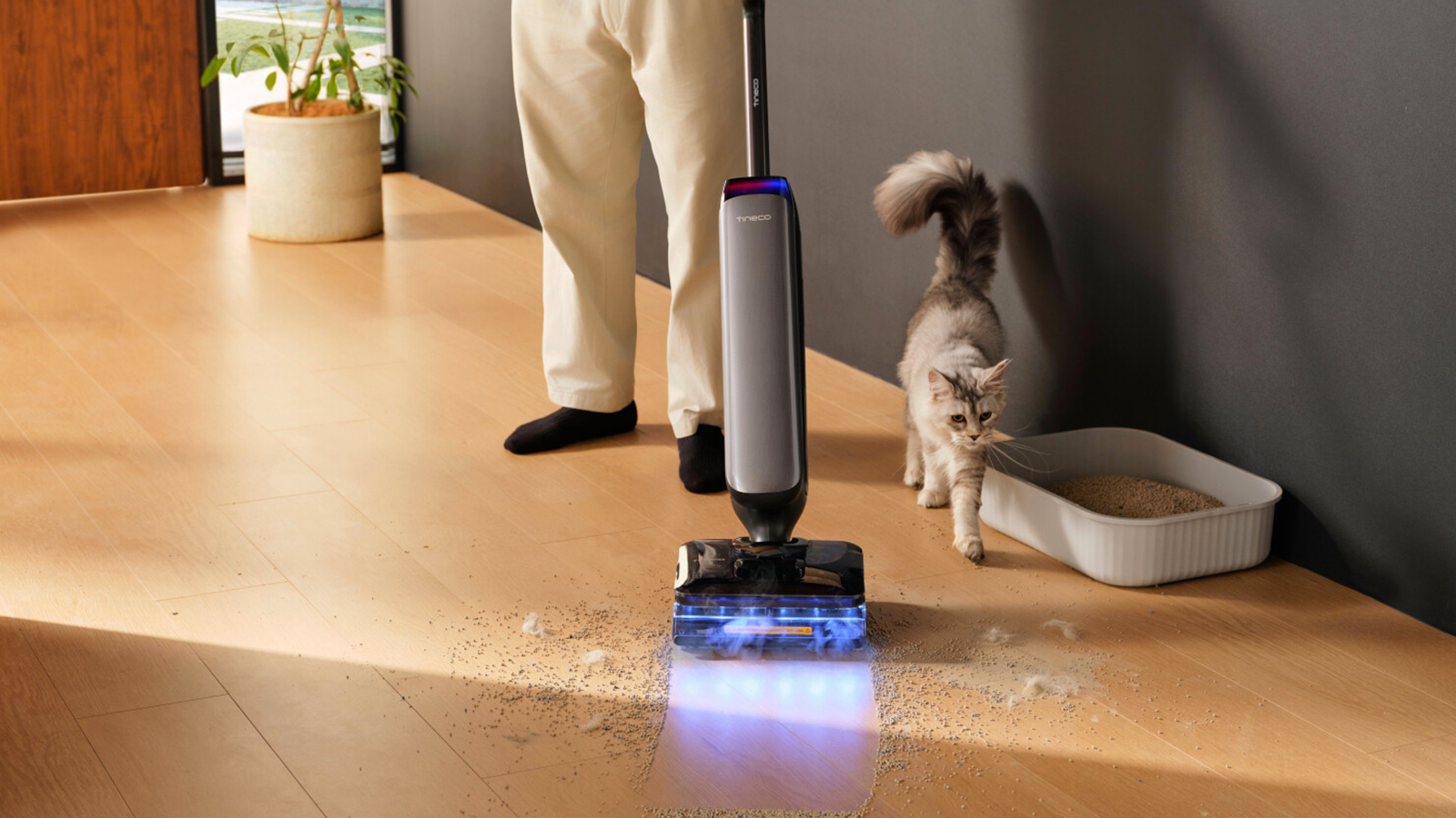 Il associe aspiration, lavage et vapeur, une combinaison idéale pour les foyers avec sols soumis à rude épreuve : cuisine, passages fréquents ou animaux. ©Tineco