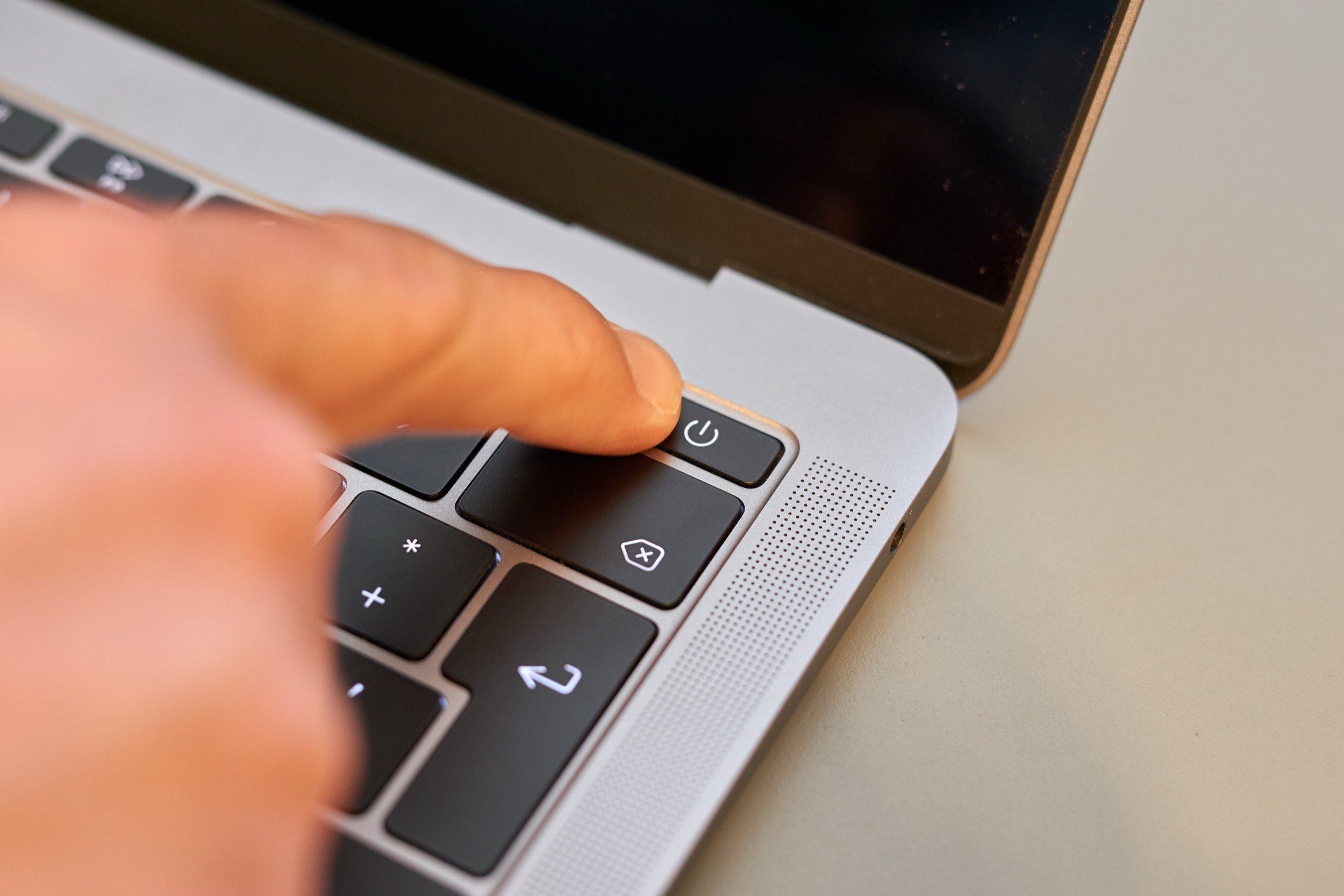 Windows 11 : ce raccourci caché permet de redémarrer votre PC à l’arrache (sans rien casser). © Lukas Meierheinrich / Shutterstock