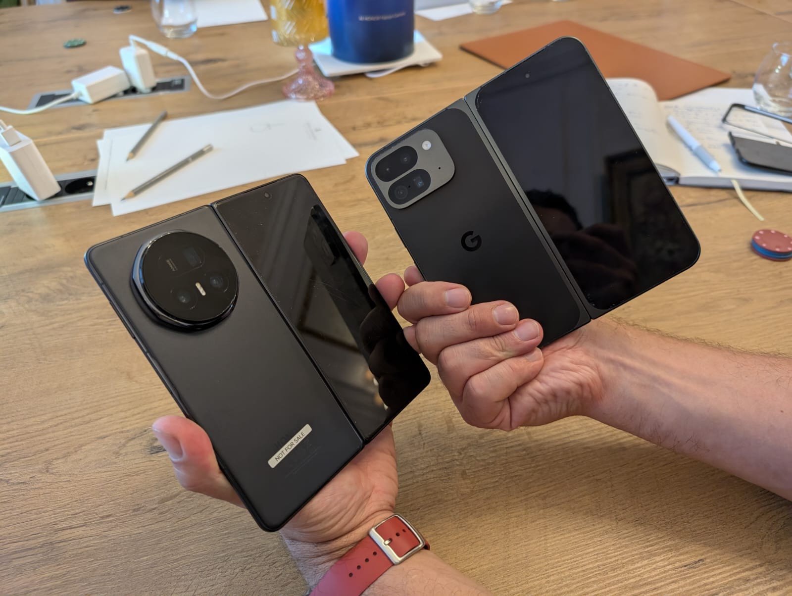 Le Honor Magic V5 à gauche vs le Pixel 9 Pro Fold de Google. ©Nicolas Guyot pour Clubic