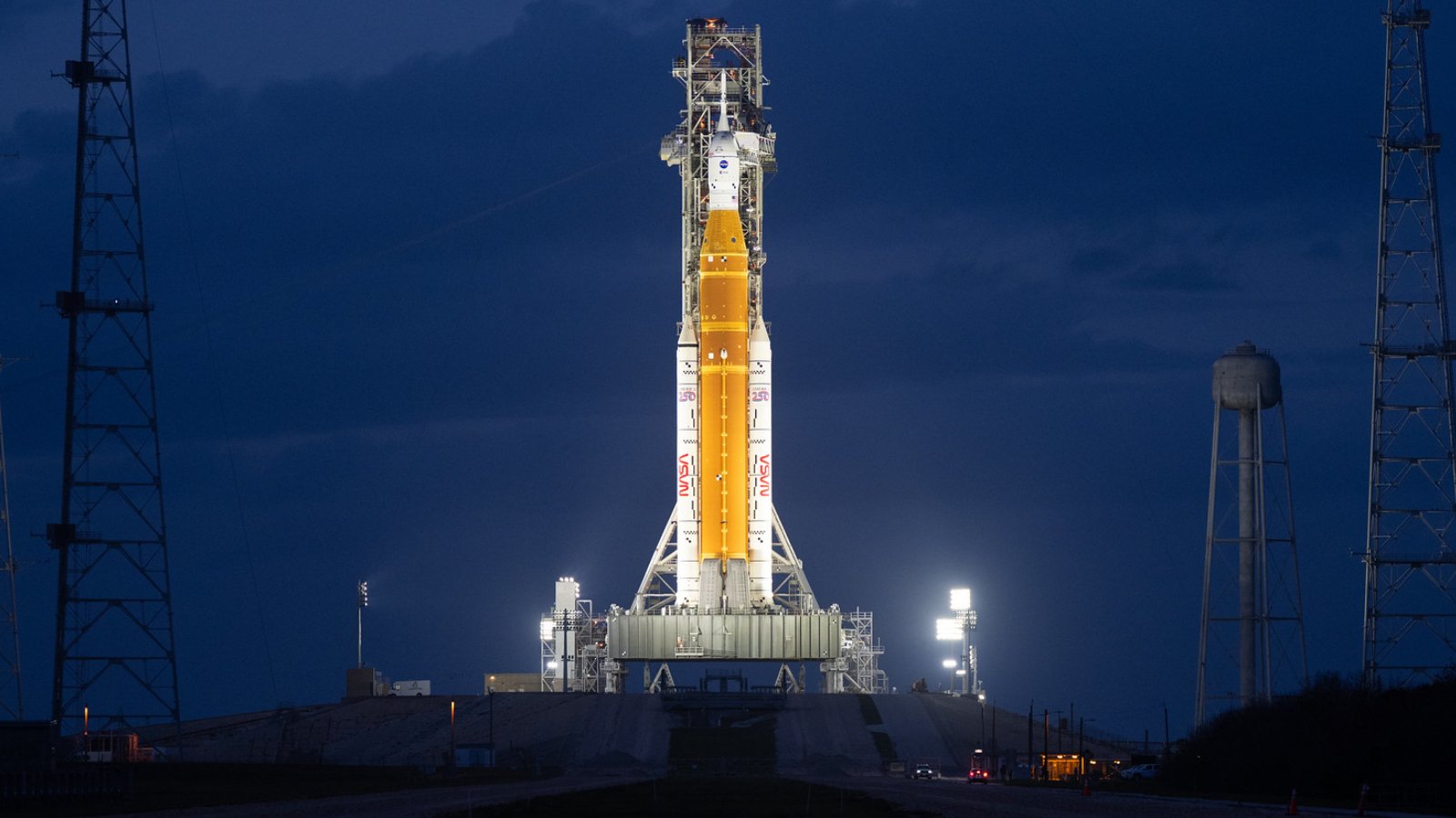 La fusée SLS sur son pas de tir, à quelques heures d'un lancement historique vers la Lune. ©NASA/Joel Kowsky