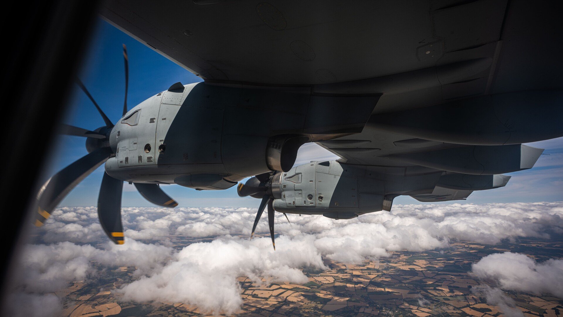 Ici, on voit les deux Europrop TP400 côté gauche d'un A400M, avec leurs hélices contrarotatives, photographiés en plein vol au-dessus des nuages. © Airbus SAS 2026