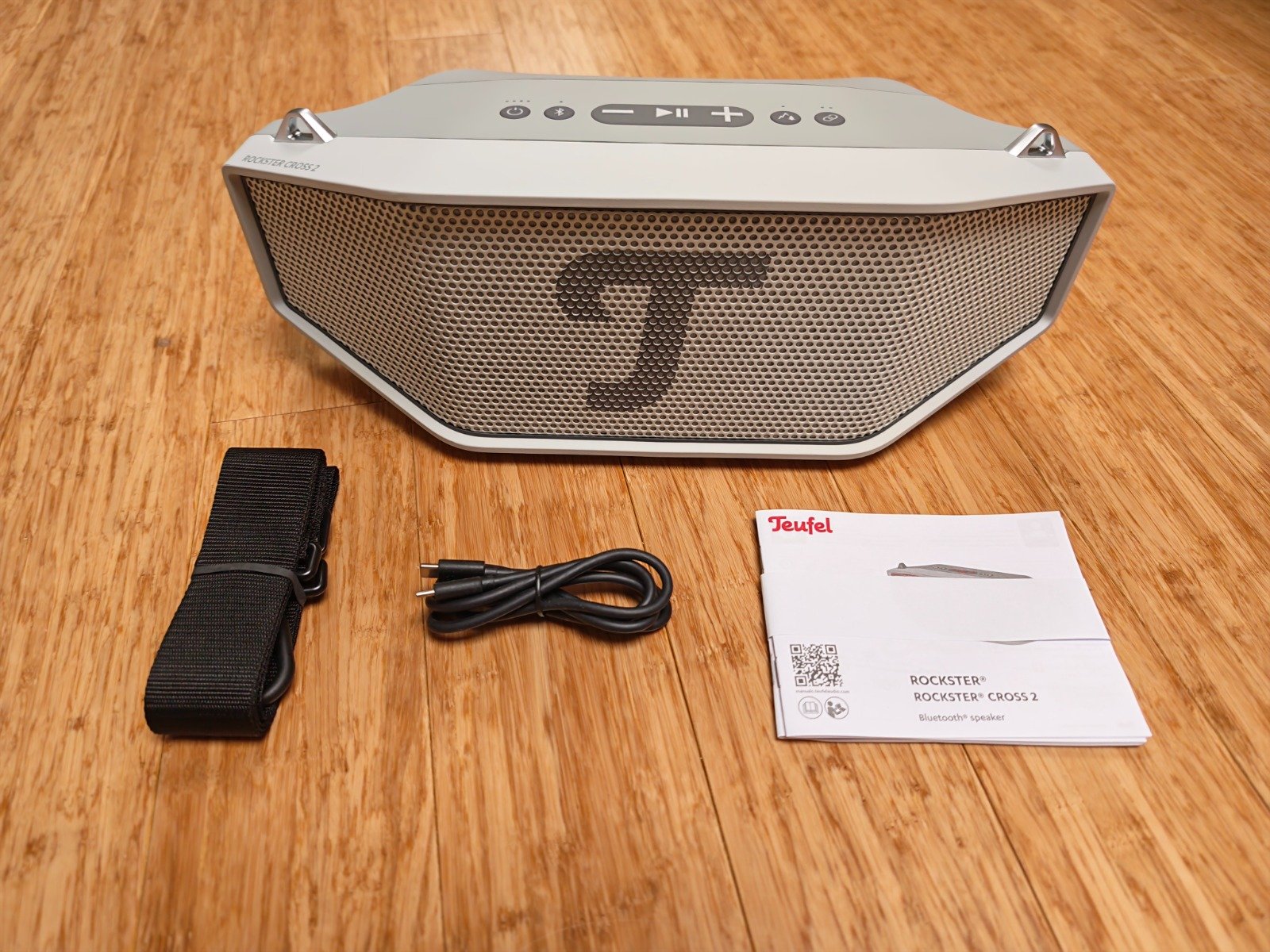 Le contenu du carton d'emballage de la Teufel Rockster Cross 2. ©Nicolas Guyot pour Clubic