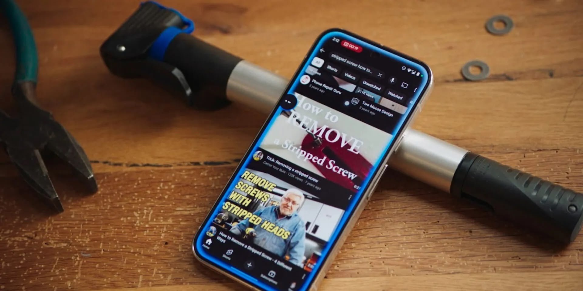 La démonstration de Project Astra a déjà montré un assistant ouvrant des apps, faisant défiler un PDF et lançant des recherches YouTube, préfigurant ce futur usage. © Google