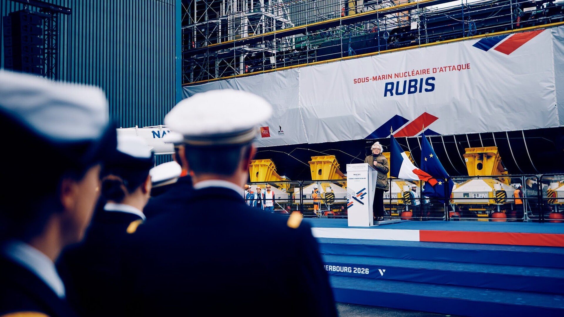Sous la bâche aux couleurs du Rubis, une cérémonie officielle a salué le départ du sous-marin vers son dispositif de mise à l’eau. © Naval Group