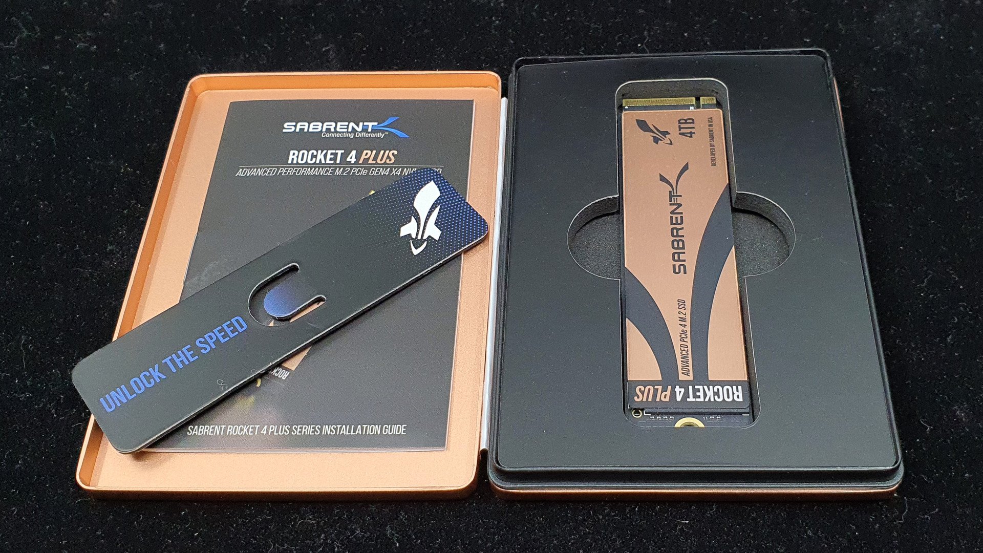 Toujours cette jolie petite boîte de transport pour les SSD Sabrent © Nerces