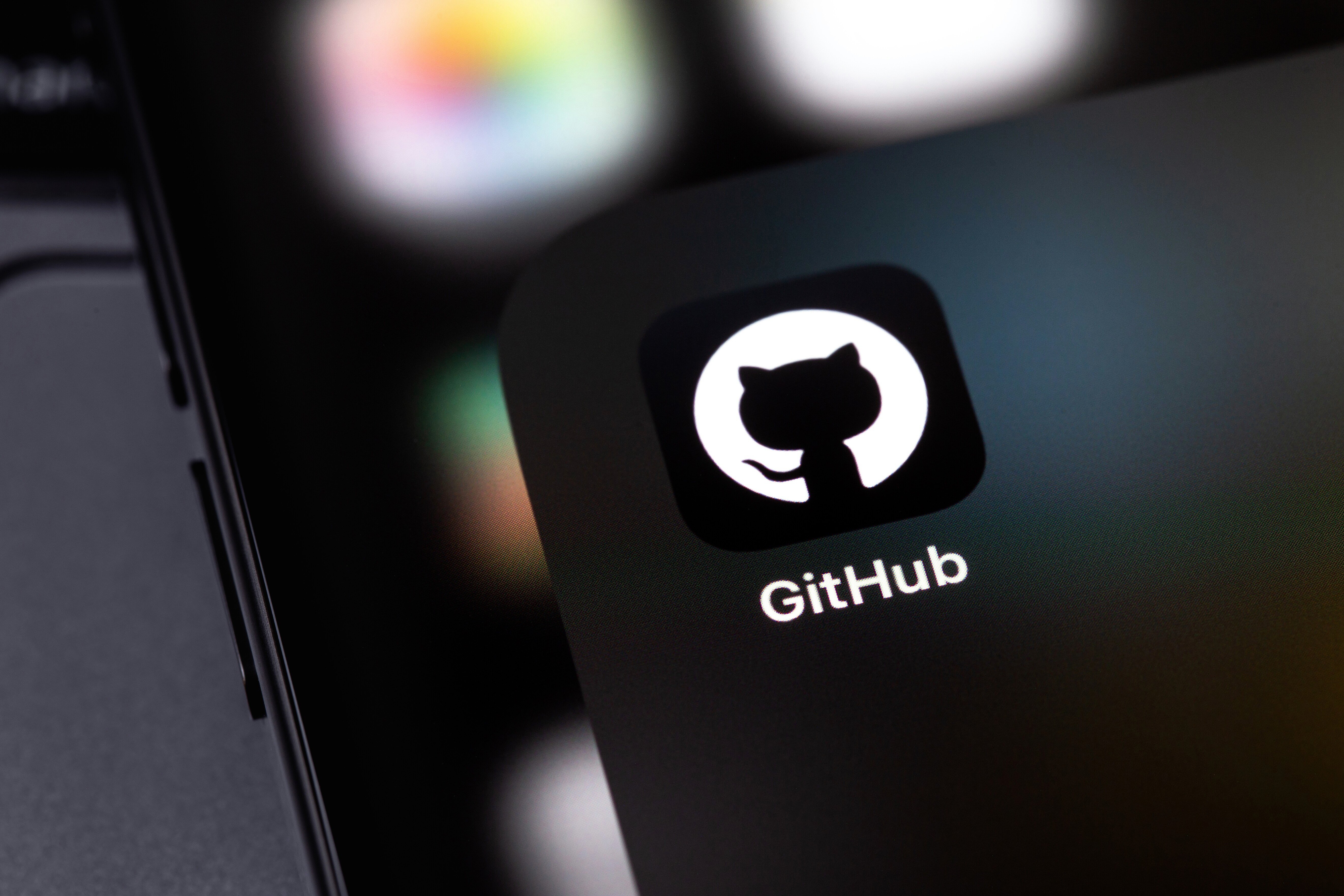 Il existe plus de 330 millions de dépôts de code sur GitHub, couvrant une vaste gamme de projets open-source et privés. © Primakov / Shutterstock