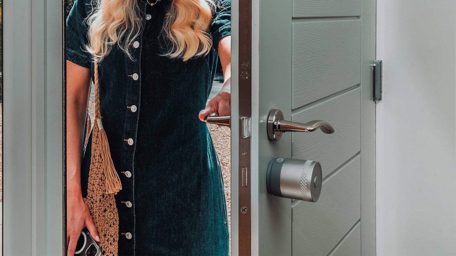 Grâce à la géolocalisation, la serrure Yale s’ouvre automatiquement à l’approche, pour un accès mains libres sécurisé et fluide au quotidien. ©Yale