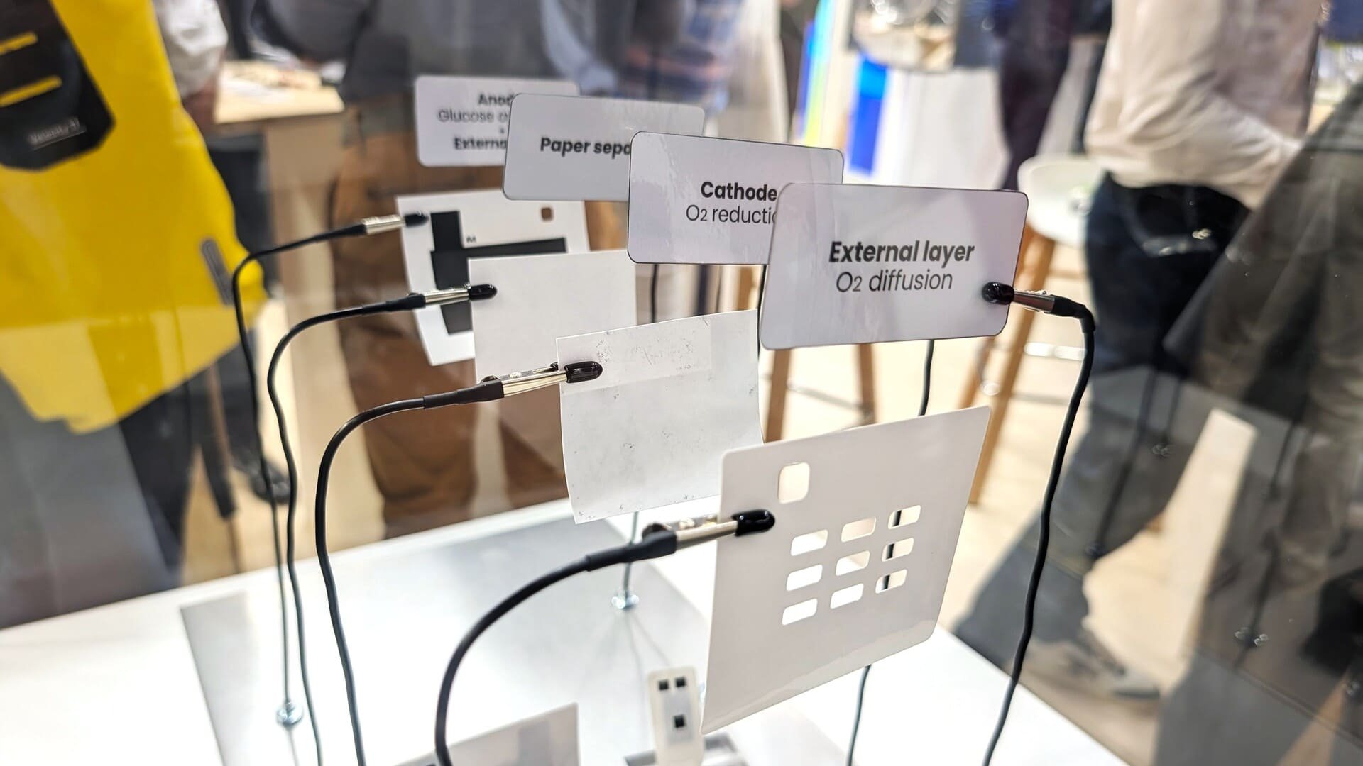 Admirez ici le détail des différentes couches qui composent la pile BeFC : la couche externe assurant la diffusion de l'oxygène, la cathode où se produit la réduction de l'O2, le séparateur en papier, et l'anode où a lieu l'oxydation du glucose. © Alexandre Boero / Clubic