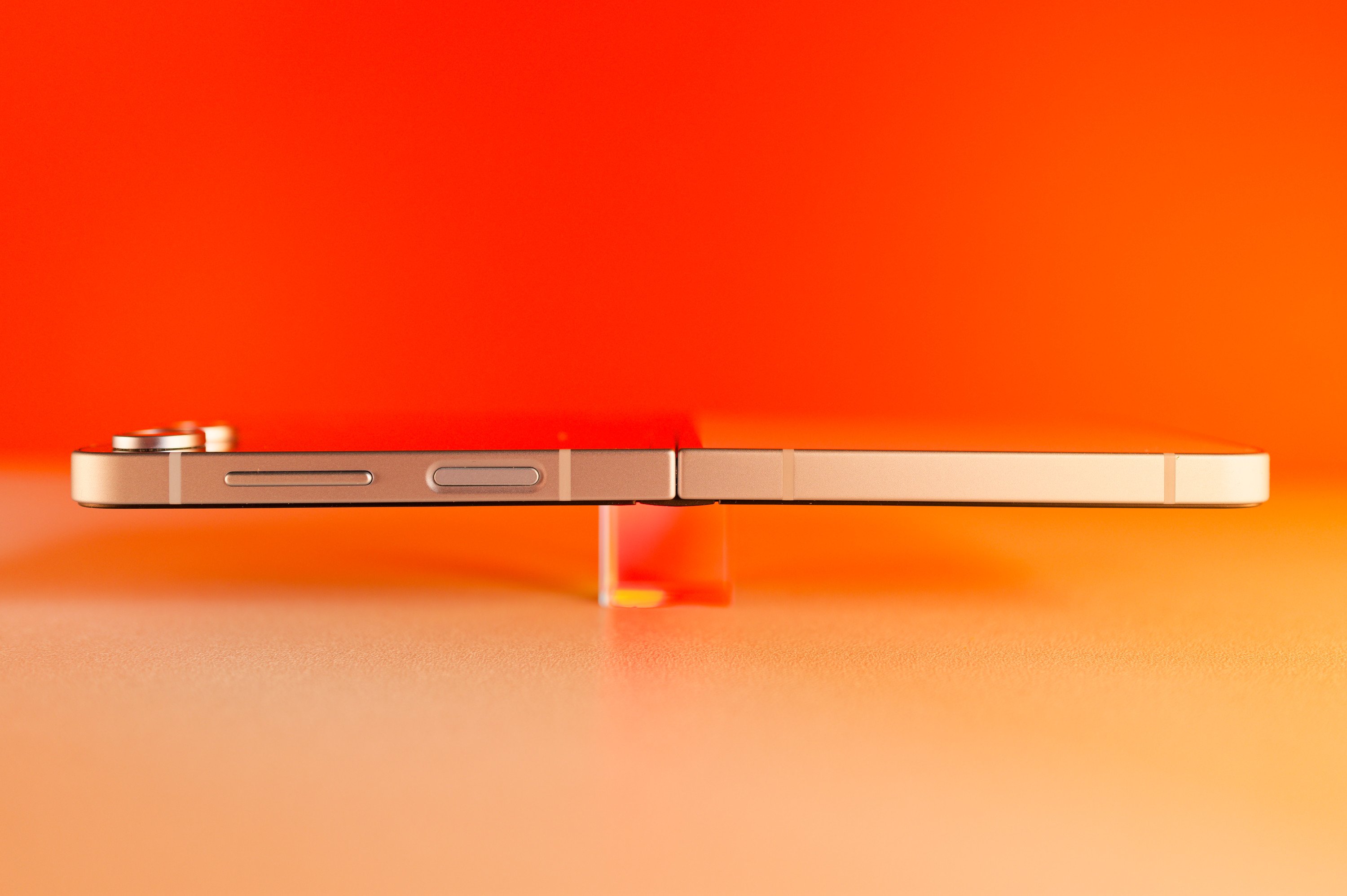 Ce Galaxy Z Flip FE serait une version abordable du Galaxy Z Flip 6 © Marc Mitrani pour Clubic
