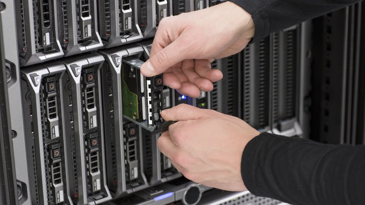 Automatiser les sauvegardes, c’est protéger son site sans effort. On limite les risques, on gagne en efficacité, et on assure une reprise rapide en cas de problème. Il suffit de planifier, sécuriser les accès et tester régulièrement. - © Shutterstock