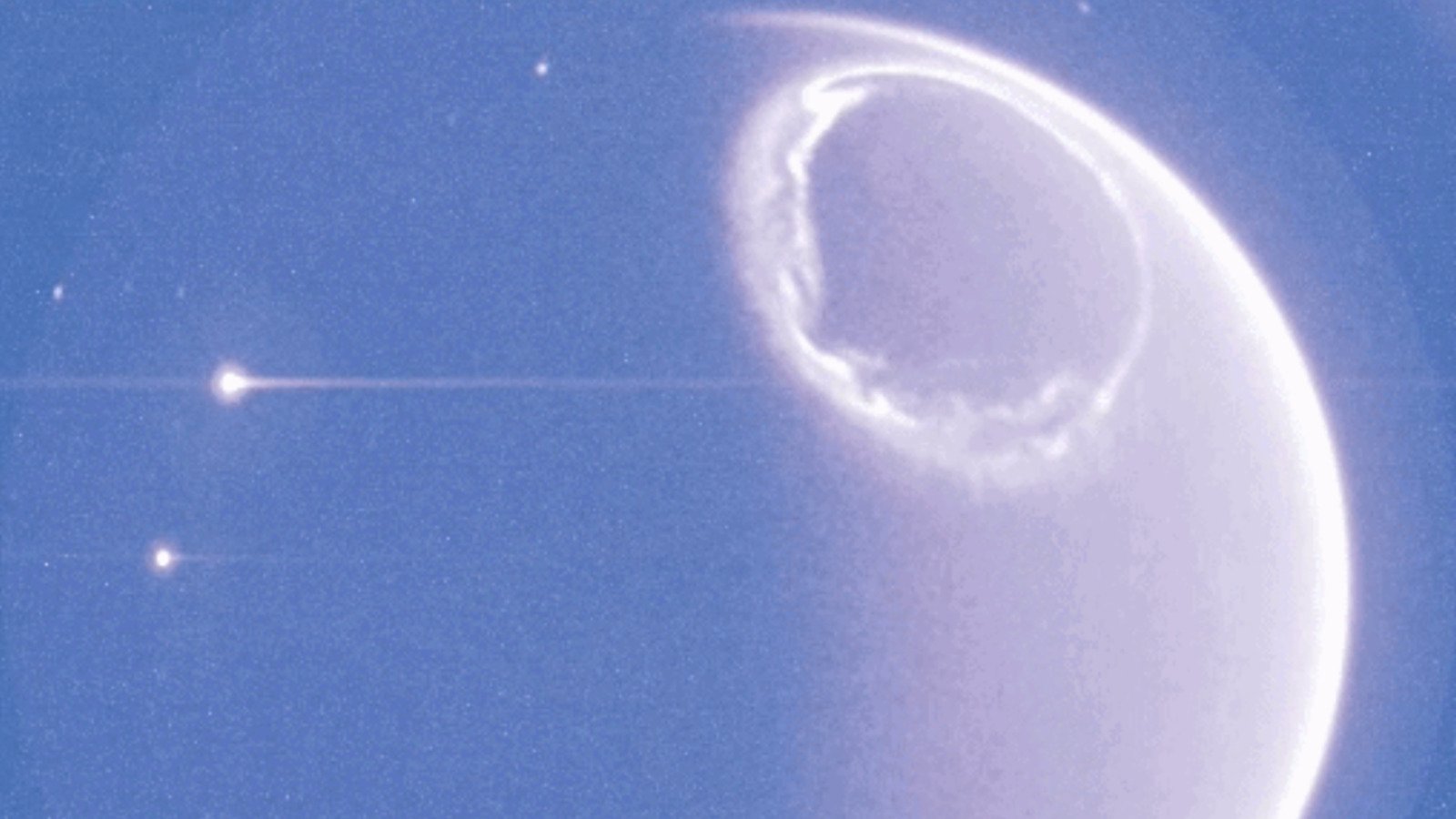 Les aurores boréales vues par le satellite Smile. Cette image, extraite de la première vidéo de son imageur ultraviolet UVI, a été captée le 24 juillet 2026. L'anneau lumineux qui entoure le pôle Nord s'agite sous l'effet d'un sous-orage auroral. © ESA