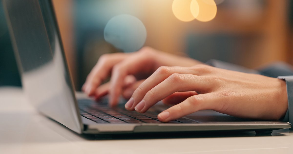 Microsoft annonce une « grande » nouveauté Windows pour ce jeudi, avec un message qui suggère que vos mains vont pouvoir souffler un peu. © Shutterstock