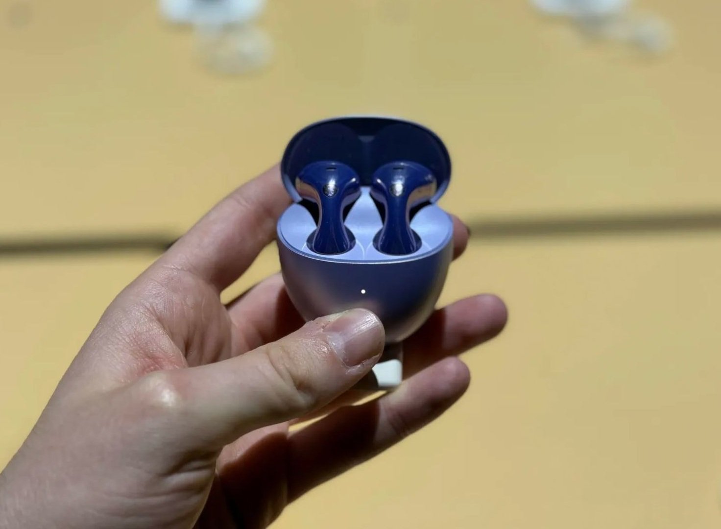 Le design en "goutte d'eau" typique des FreeBuds 6 de Huawei © Mathieu Grumiaux