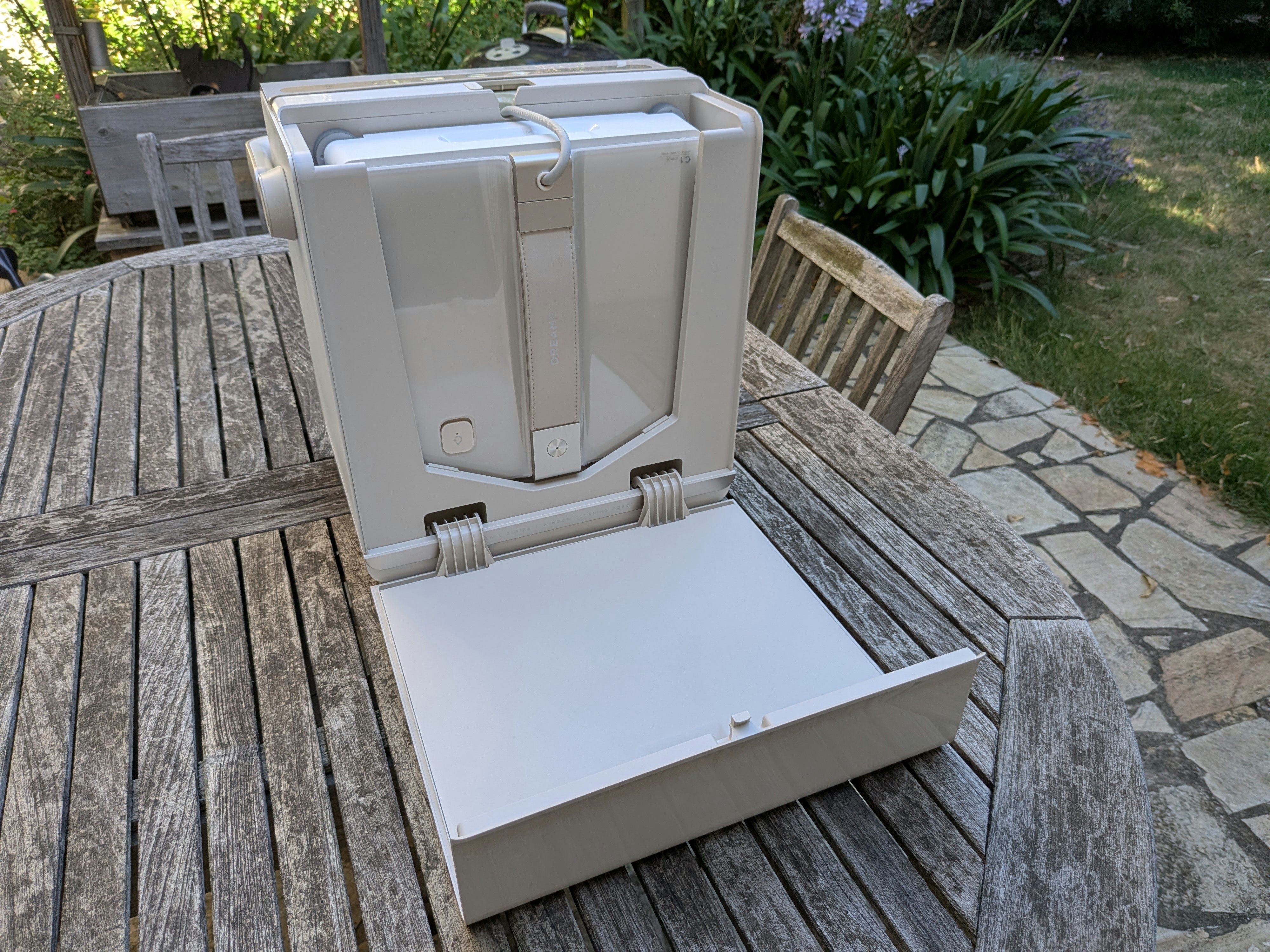 Le robot laveur de vitres Dreame C1 bien rangé dans sa station. ©Nicolas Guyot pour Clubic