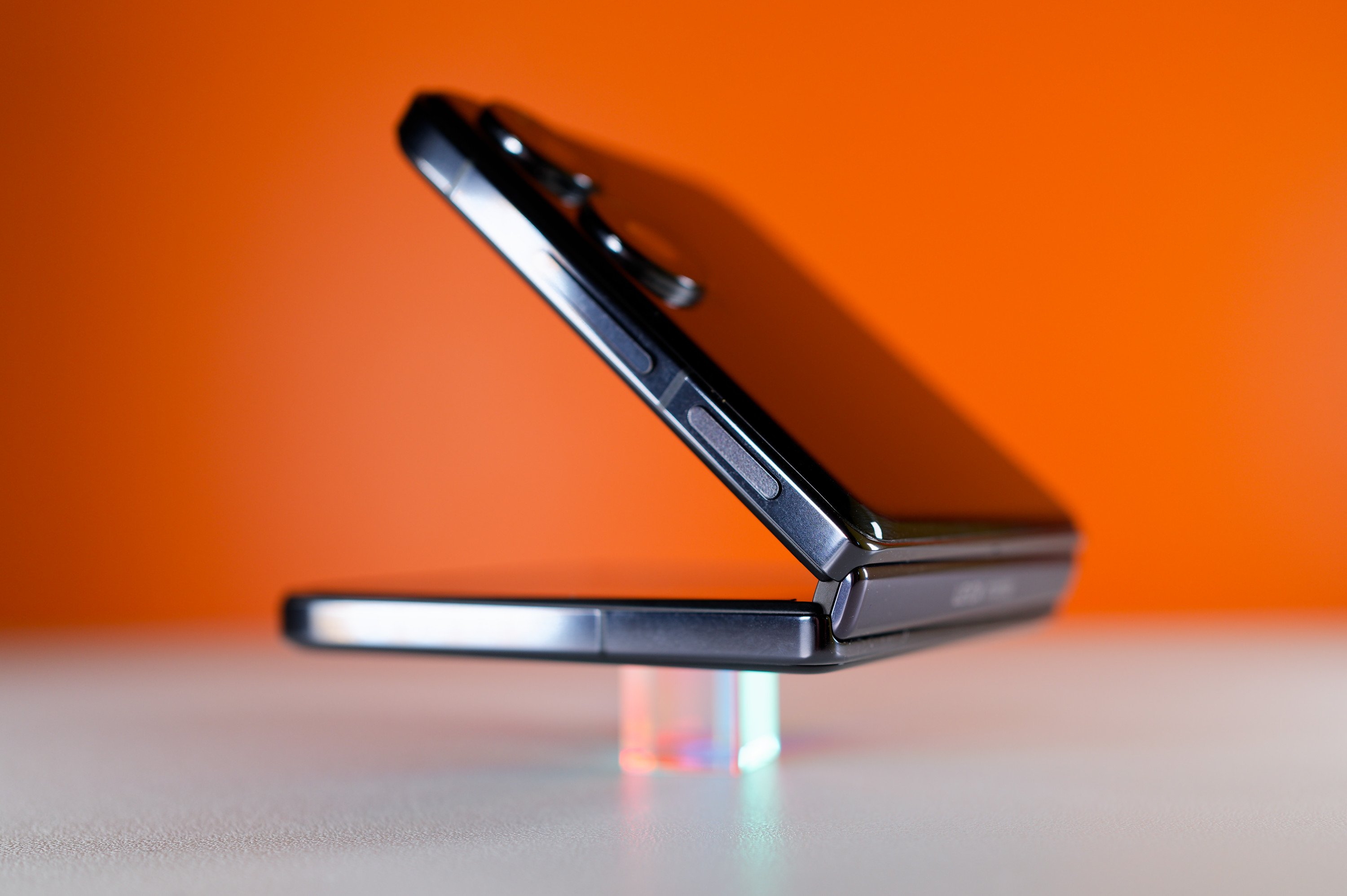 Xiaomi Mix Flip dispose d'un châssis en alliage d'aluminium à la finition brillante © Marc Mitrani pour Clubic