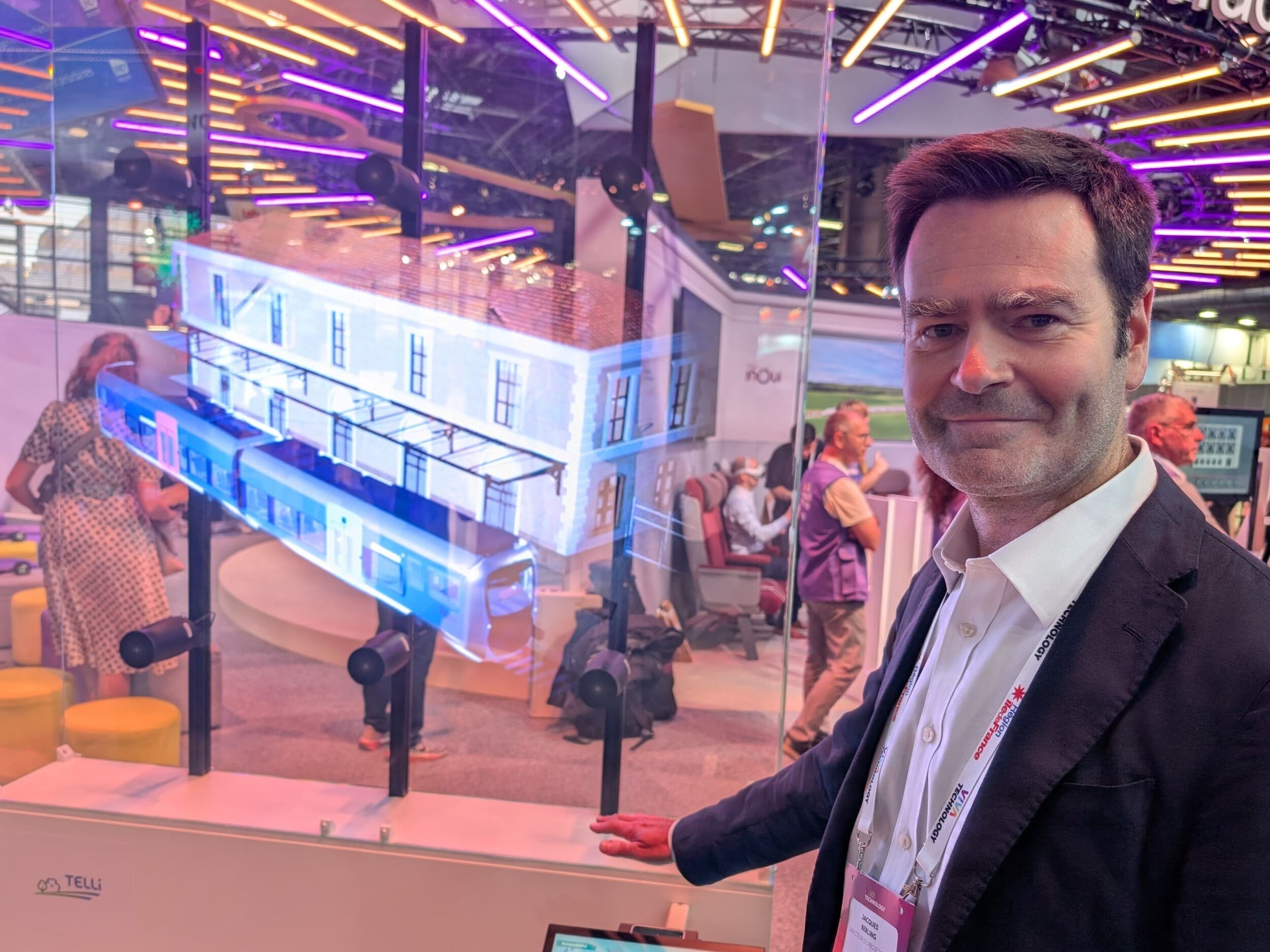 Jacques Berling nous montre ici l'hologramme du TELLi du groupe SNCF © Alexandre Boero / Clubic