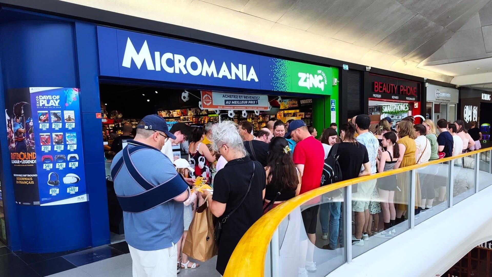 Devanture d'un magasin Micromania-Zing, où les clients font la queue pour repartir avec leurs achats. Un signe de mobilisation pour des événements particuliers, qui pourrait rassurer les nouveaux actionnaires du groupe. © Micromania-Zing