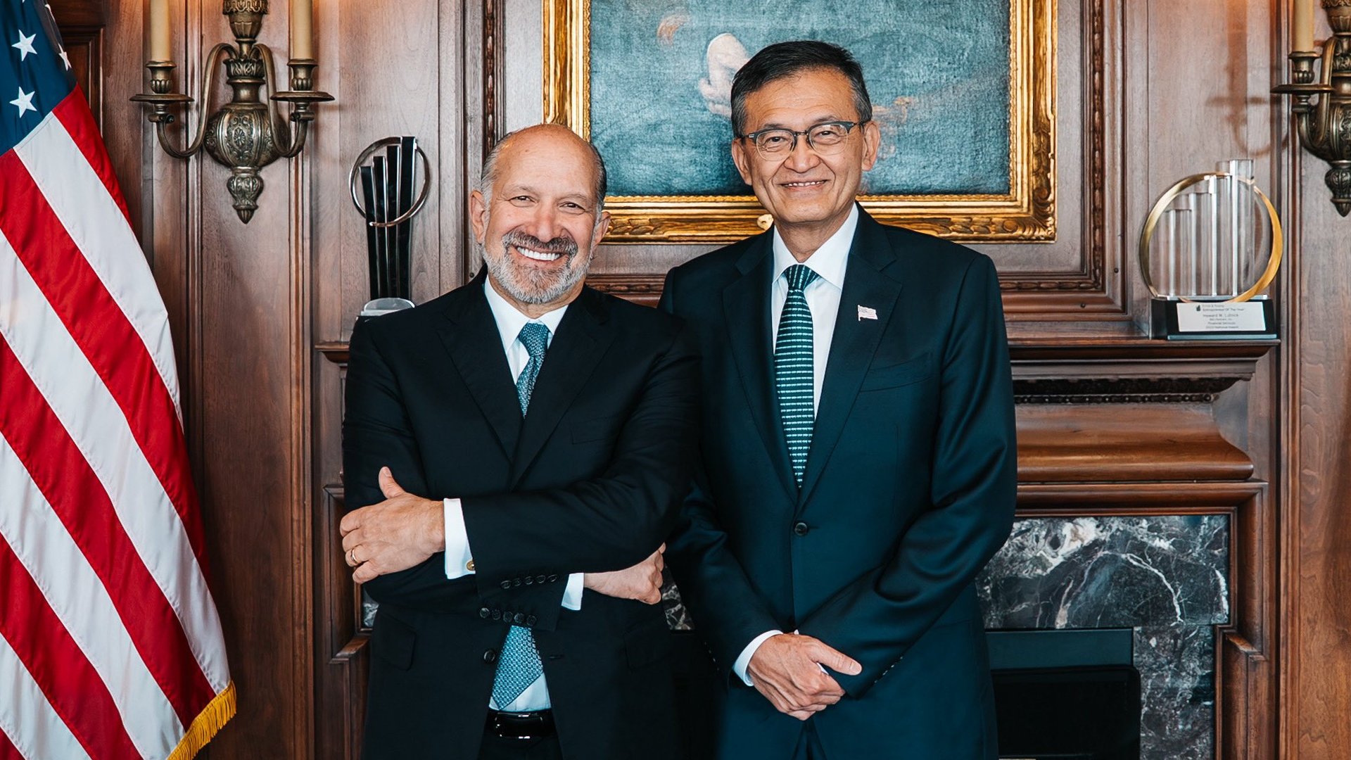 Howard Lutnick et Lip-Bu Tan posent pour l'annonce la prise de participation des États-Unis au sein d'Intel ©Howard Lutnick