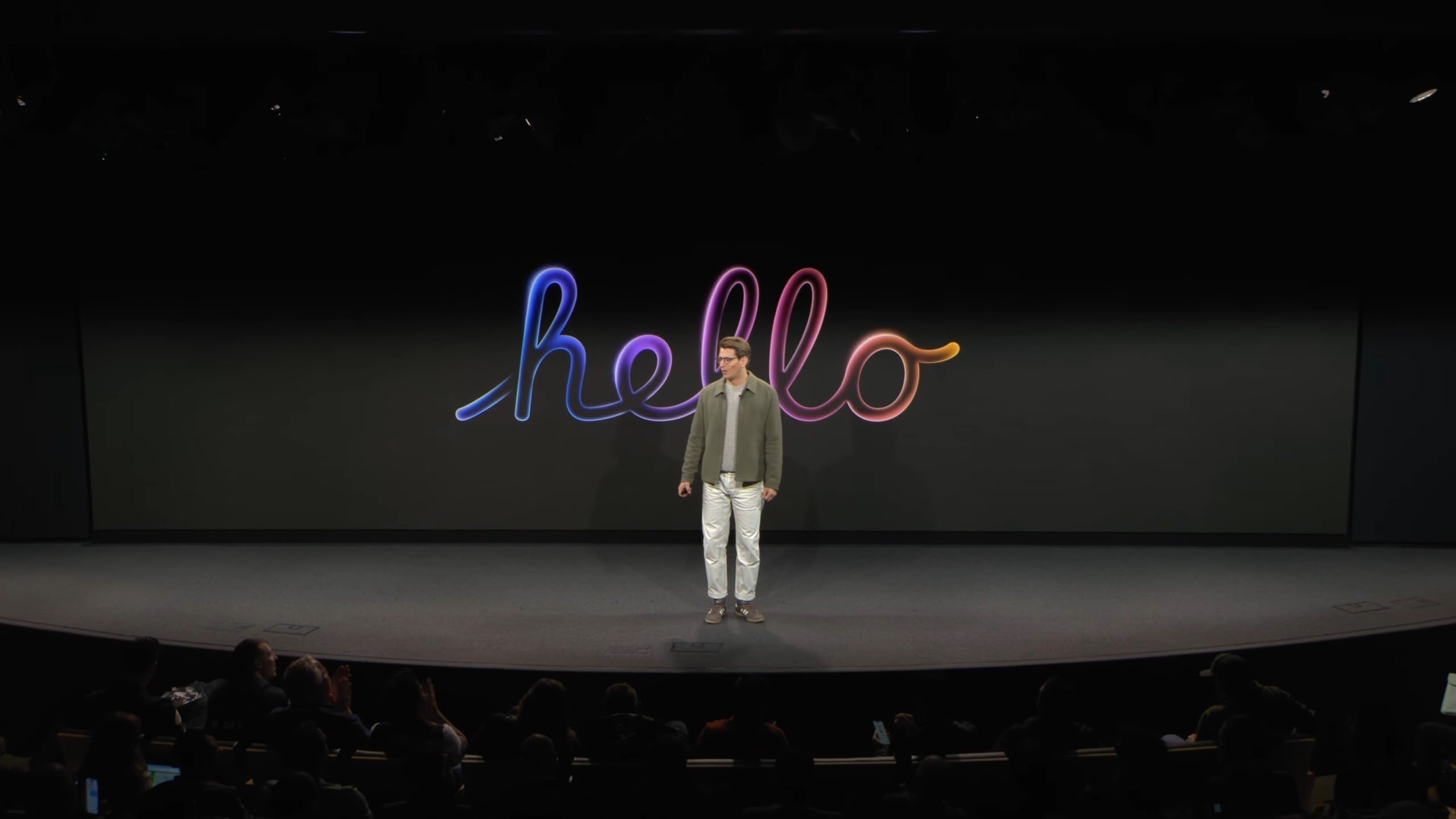 Nombre d'intervenants se sont succédés sur scène pour présenter leurs projets et méthodes pour développer sur visionOS. © Apple