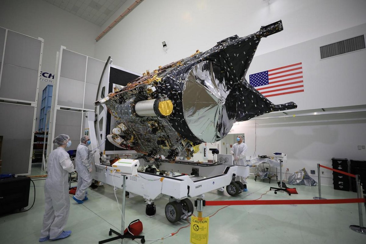 Le vaisseau spatial Psyche de la NASA est présenté en salle blanche le 8 décembre 2022, au centre d'opérations spatiales d'Astrotech, près du centre spatial Kennedy de l'agence, en Floride - ©NASA/Ben Smegelsky