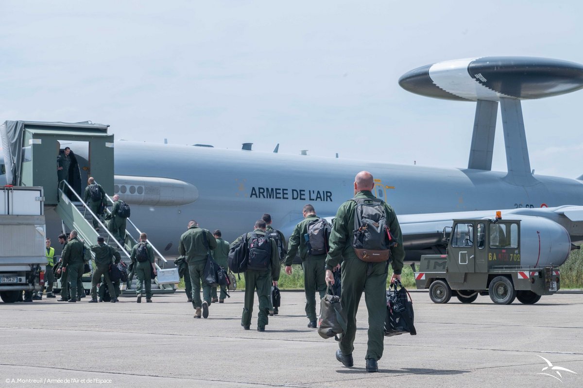 L’équipage de l’E-3F AWACS embarque depuis la base aérienne 702 d’Avord. © A.Montreuil / Armée de l'Air et de l'Espace