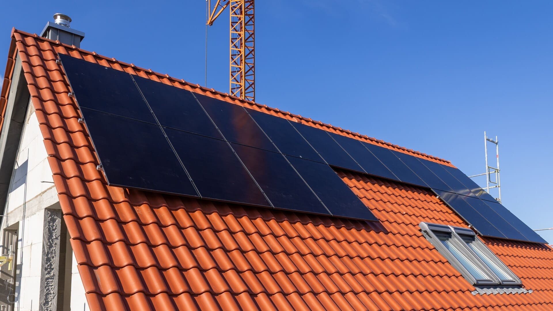 Sur les toits des particuliers, les panneaux solaires sont de plus en plus souvent reliés à internet par leur onduleur, ce qui en fait une cible potentielle pour les pirates. © U. J. Alexander / Shutterstock