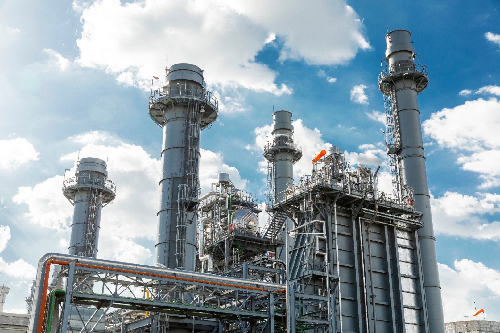 Les raffineries de pétrôle produisent aussi l'un des gaz clés pour les semi-conducteurs. © Shutterstock