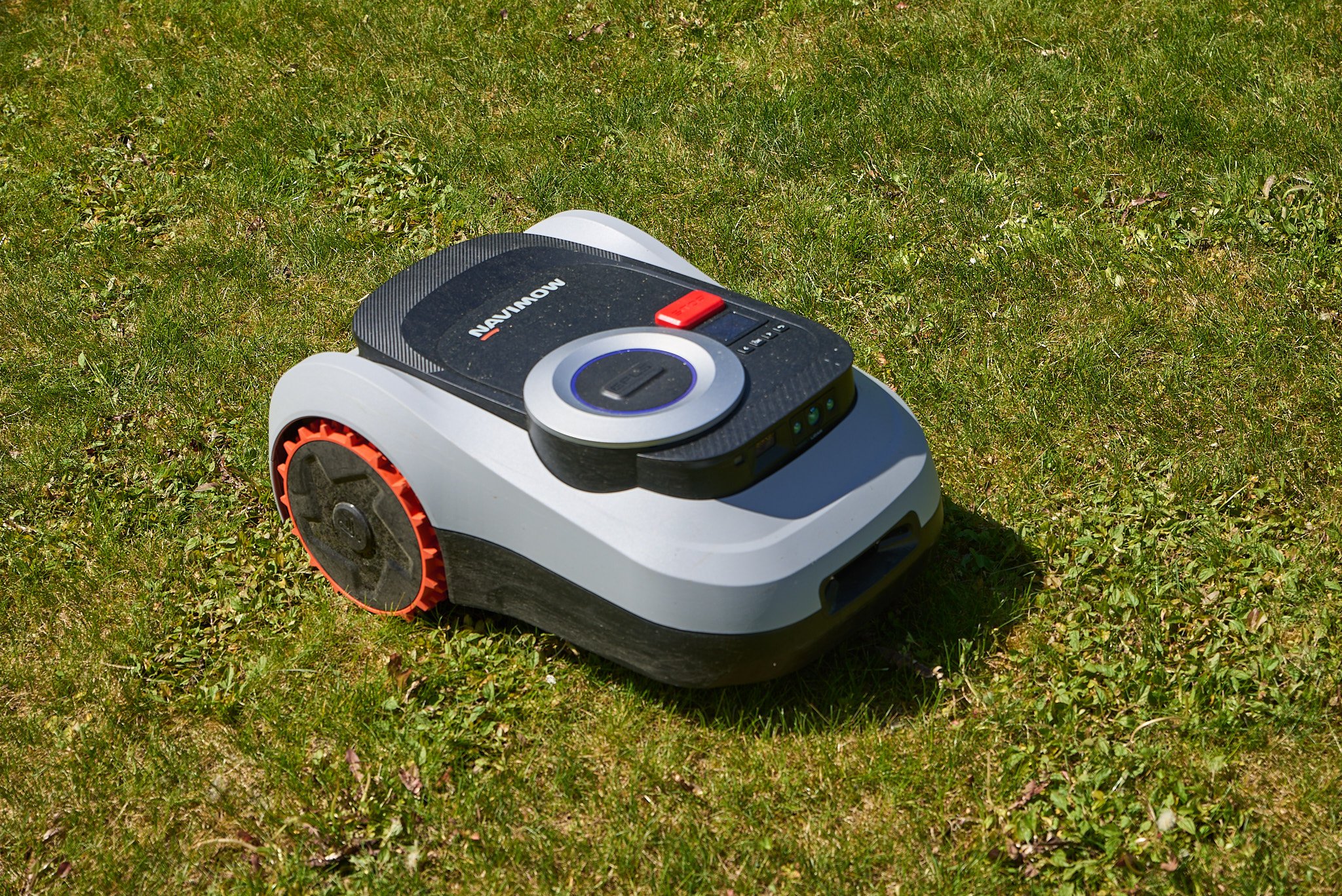 Un Navimow i208 LiDAR plein de pollen, vive le printemps © Marc Beekenkamp pour Clubic