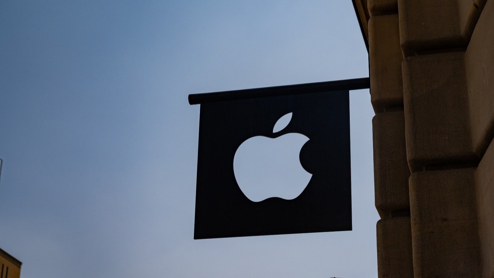 L'analyste Wamsi Mohan, de Bank of America, a réitéré sa recommandation d'achat sur Apple et relevé son objectif de cours à 380 dollars, soit environ 325 euros, un potentiel de hausse de près de 20 % par rapport au cours du 20 août - ©Ksenz-E / Shutterstock