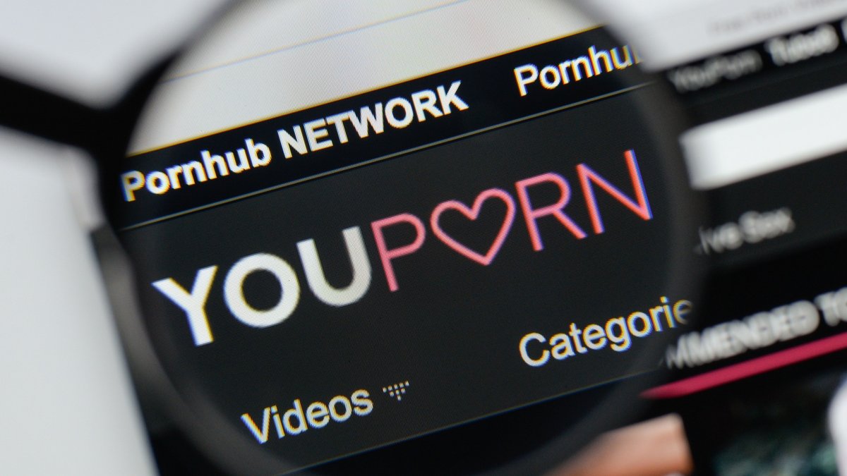 En signe de contestation au blocage des sites pornographiques en France, les sites web comme YouPorn affichent désormais un écran noir. Pas de panique ! Un VPN permet de débloquer YouPorn - © Clubic