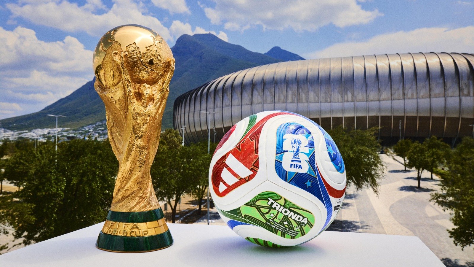 Ce ballon embarque un concentré de technologie destiné à épauler la VAR (Video Assistant Referee ou assistance vidéo à l'arbitrage en français) et les arbitres pendant la Coupe du monde 2026. ©Adidas