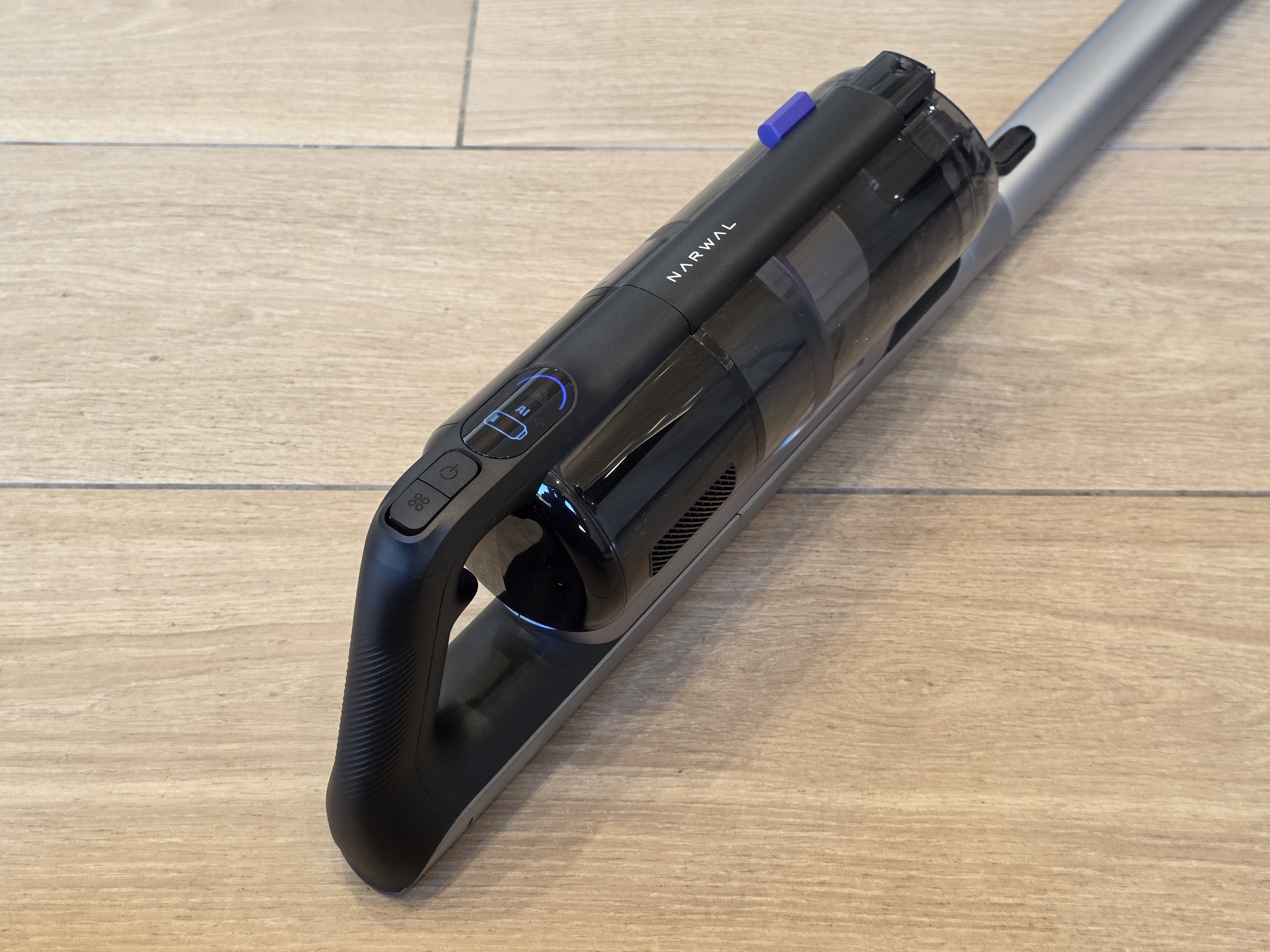 Un aspirateur balai plutôt léger et facile à manier ©Camille Fontaine pour Clubic