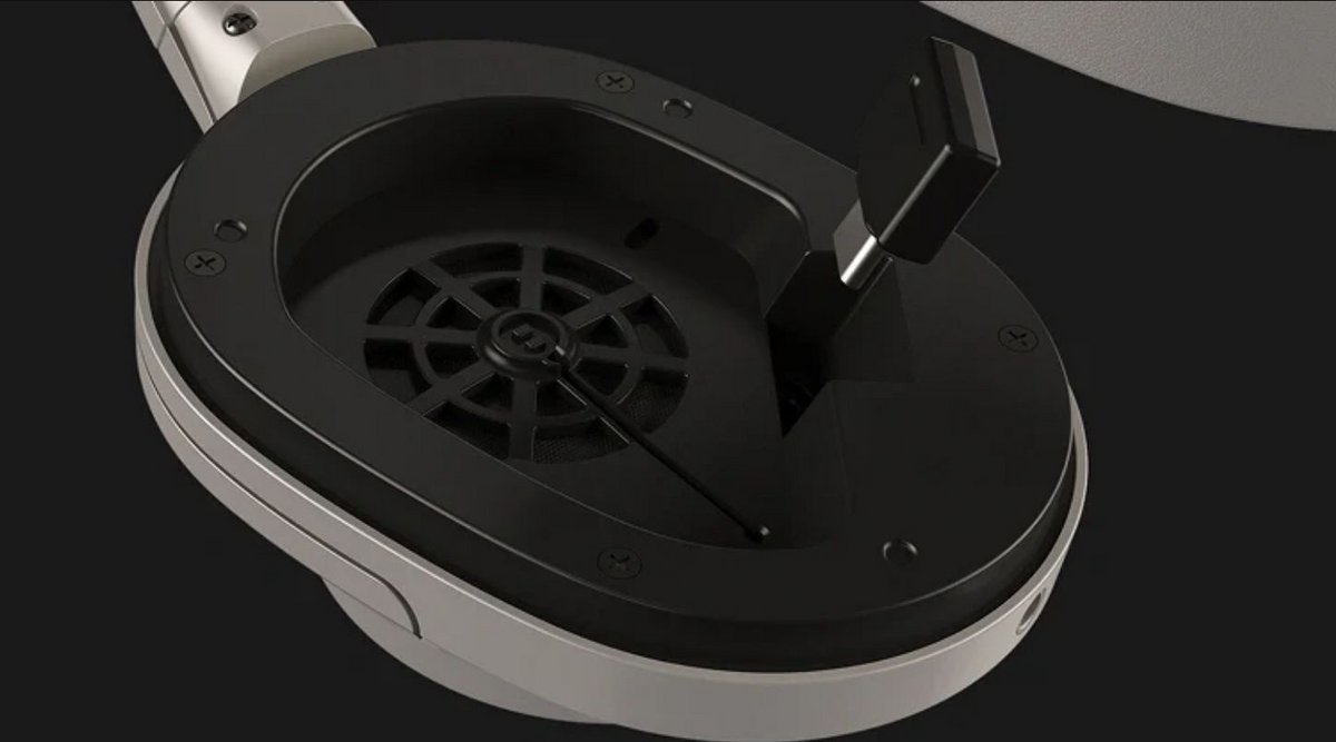 Le petit dongle USB vient se ranger directement sous l'un des coussinets. ©Fender