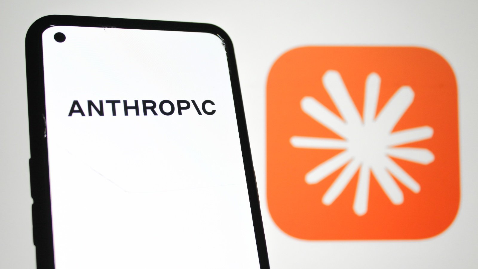 Les équipes d'Anthropic veulent d'abord savoir à quel moment un agent doit revenir vers son utilisateur au milieu d'une négociation, et quelle méfiance il doit garder envers l'IA d'en face sans tomber dans la paranoïa, raconte l'une des sources du quotidien britannique - ©Thrive Studios ID / Shutterstock