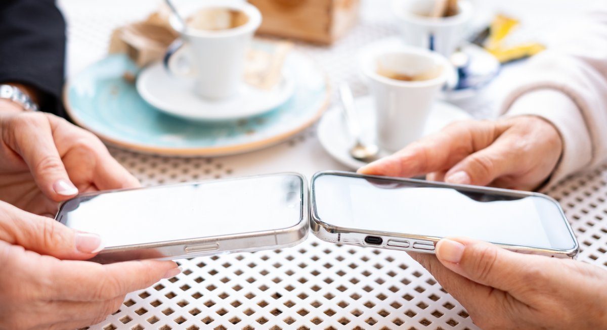 Samsung veut simplifier les transferts de fichiers avec les iPhone grâce à l'aide de Google ©Shutterstock