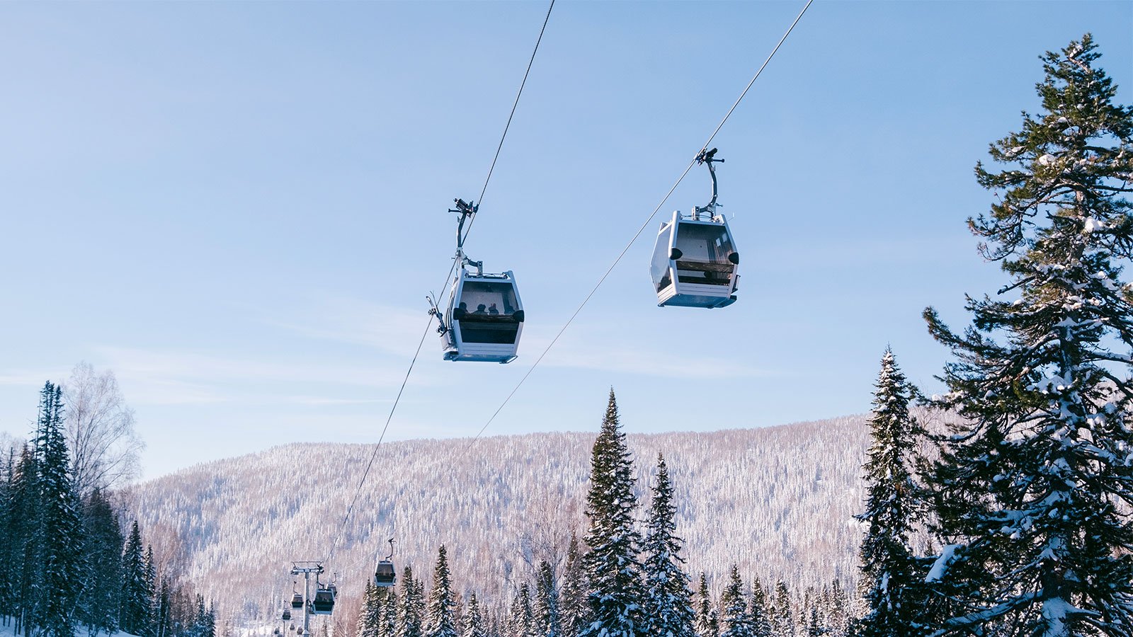Les vacances d’hiver au ski riment souvent avec remontées mécaniques ©Shutterstock