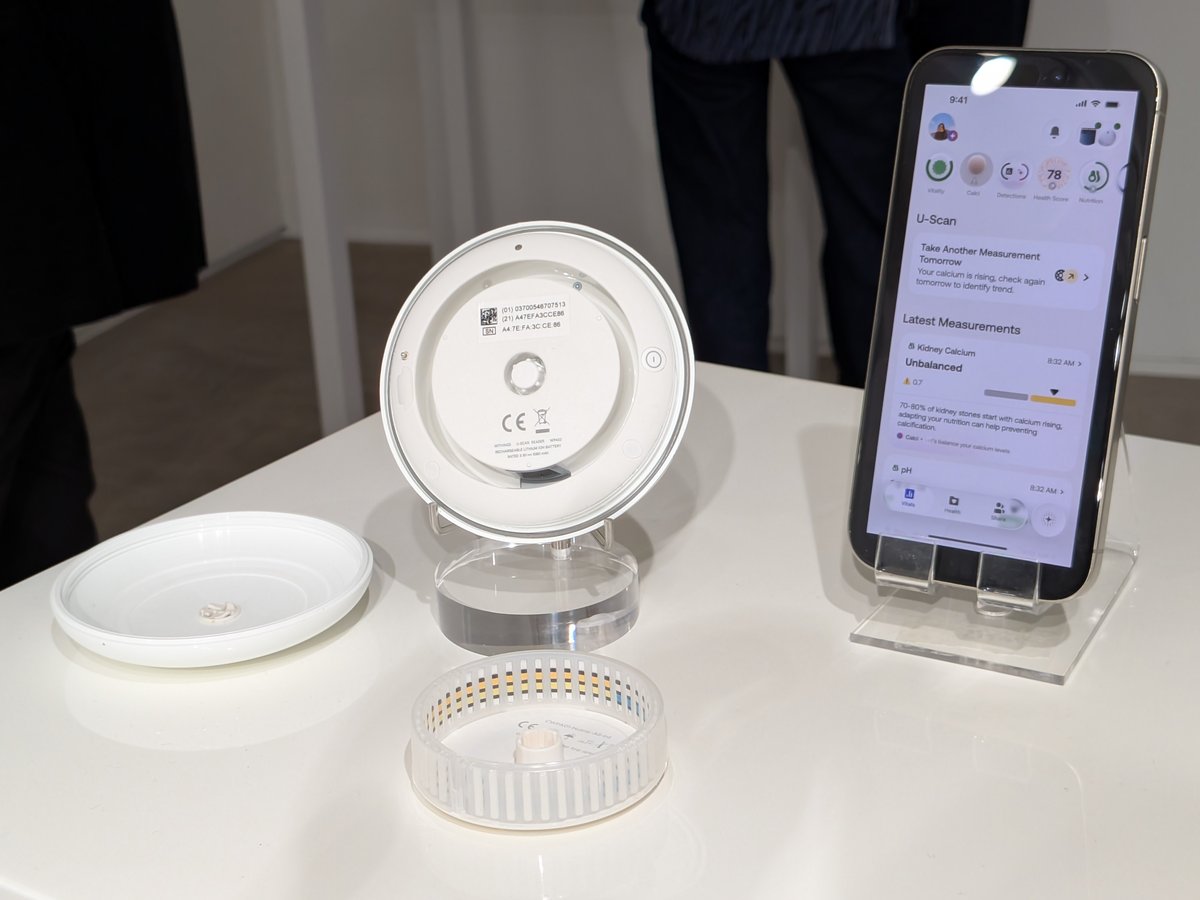 Le galet U-Scan ouvert. En bas, la cartouche avec les bandelettes d'analyse. À droite, l'appli Withings+ qui communique en Wi-Fi avec l'appareil. ©Nicolas Guyot pour Clubic