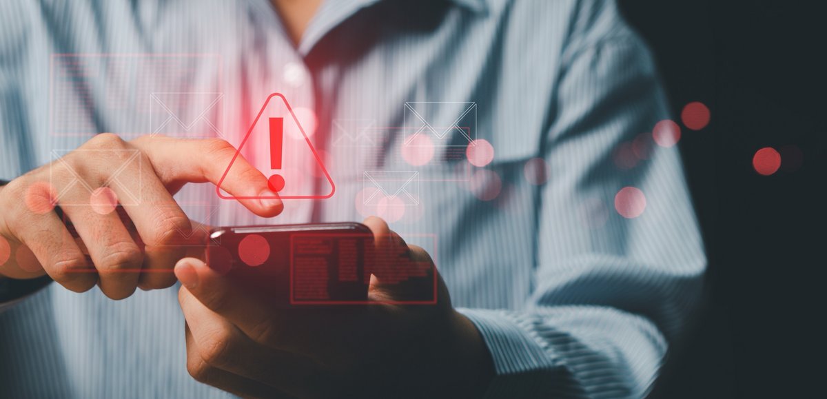 Pour lutter contre les arnaques par SMS, Google Messages muscle son arsenal anti-phishing. © earthphotostock / Shutterstock